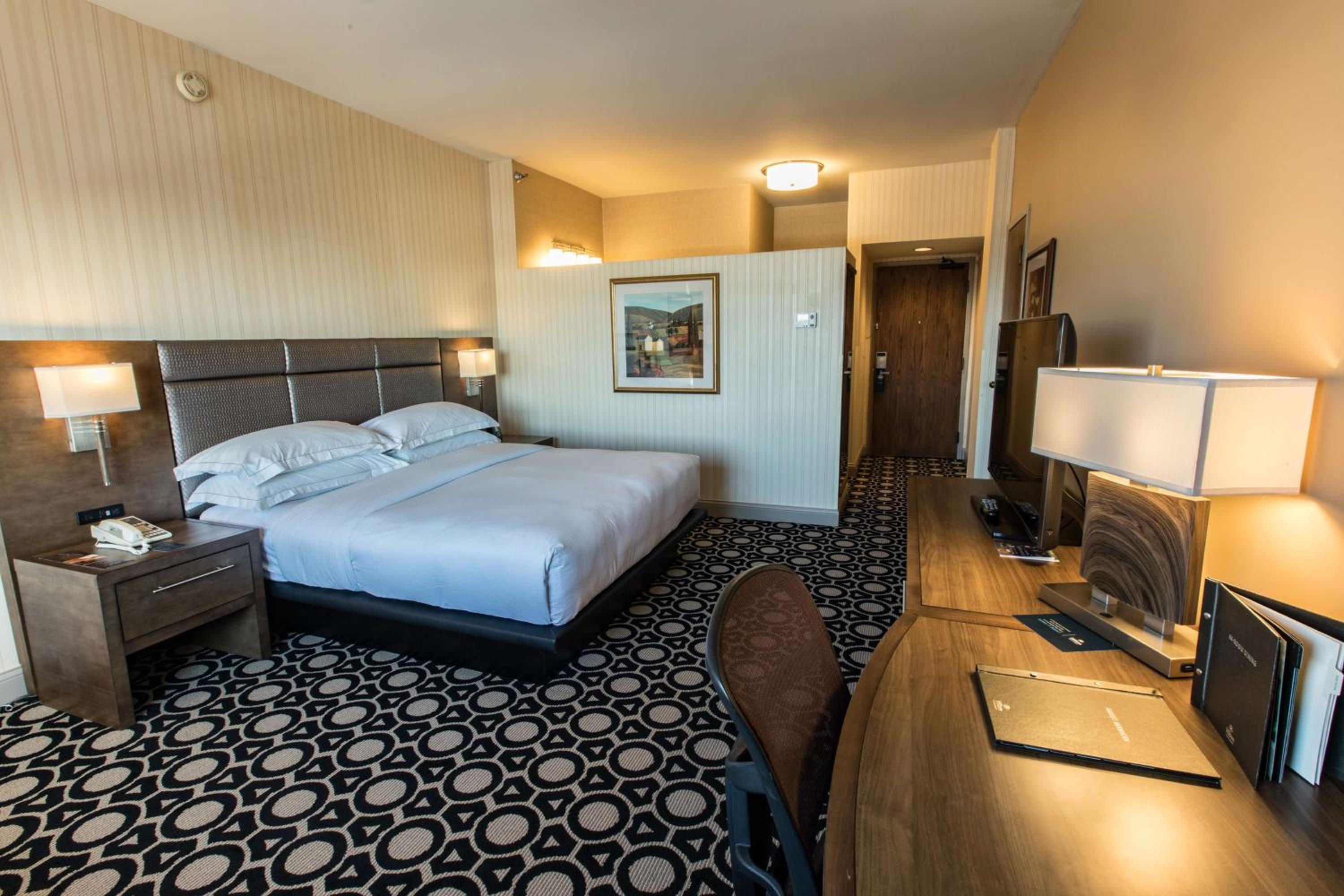 King Room with Tub - Mobility and Hearing Access - Photo 4