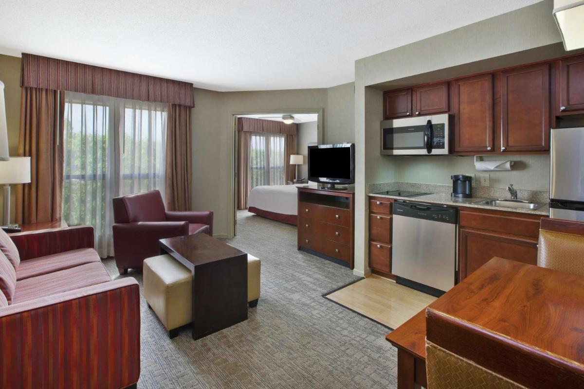 King Suite with Bath Tub - Disability Access/ Non-Smoking photo 3