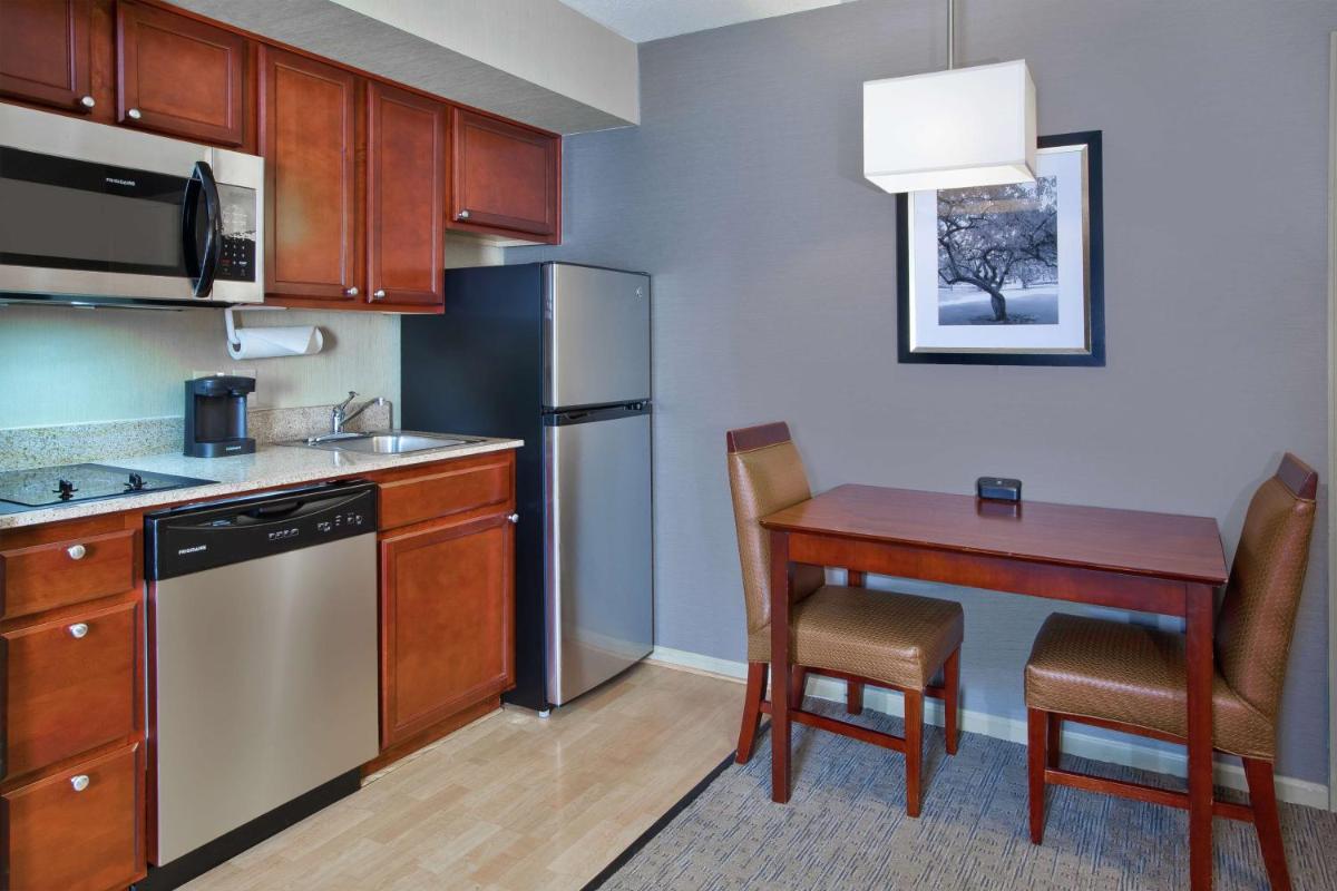 King Suite with Bath Tub - Disability Access/ Non-Smoking photo 2