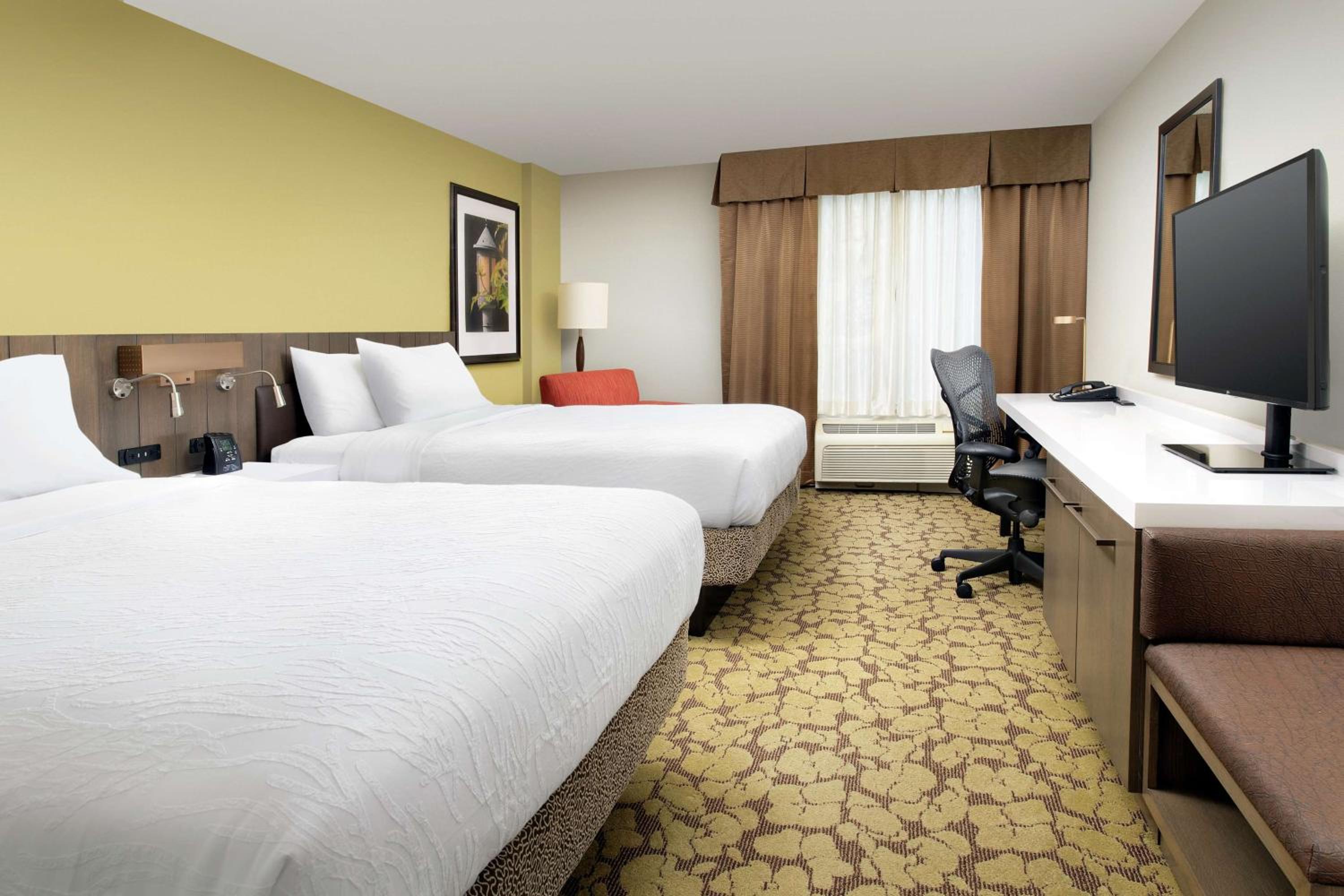 Queen Room with Two Queen Beds - Photo 4