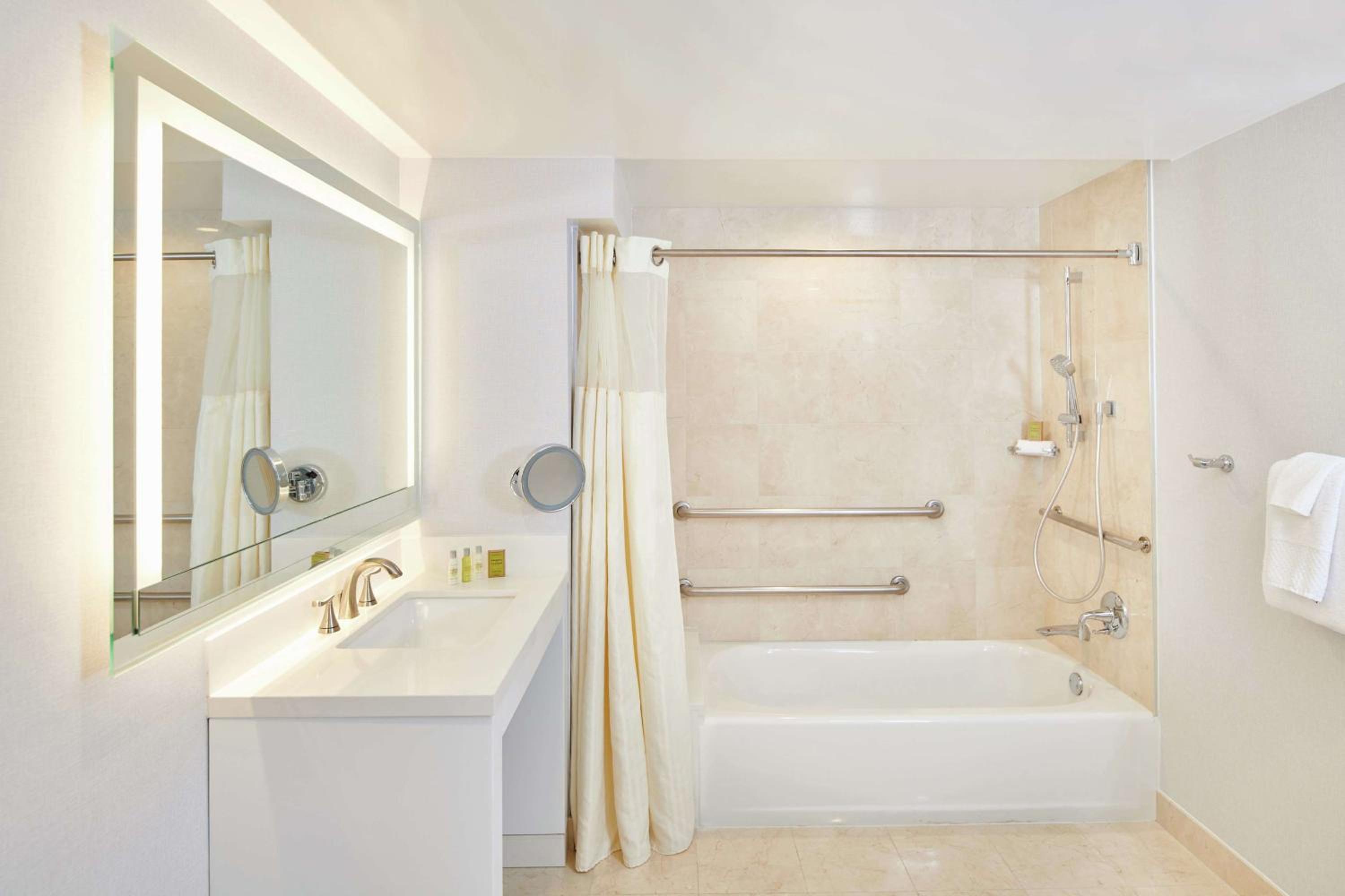 Standard Room with Bath Tub - Disability Access - Photo 3