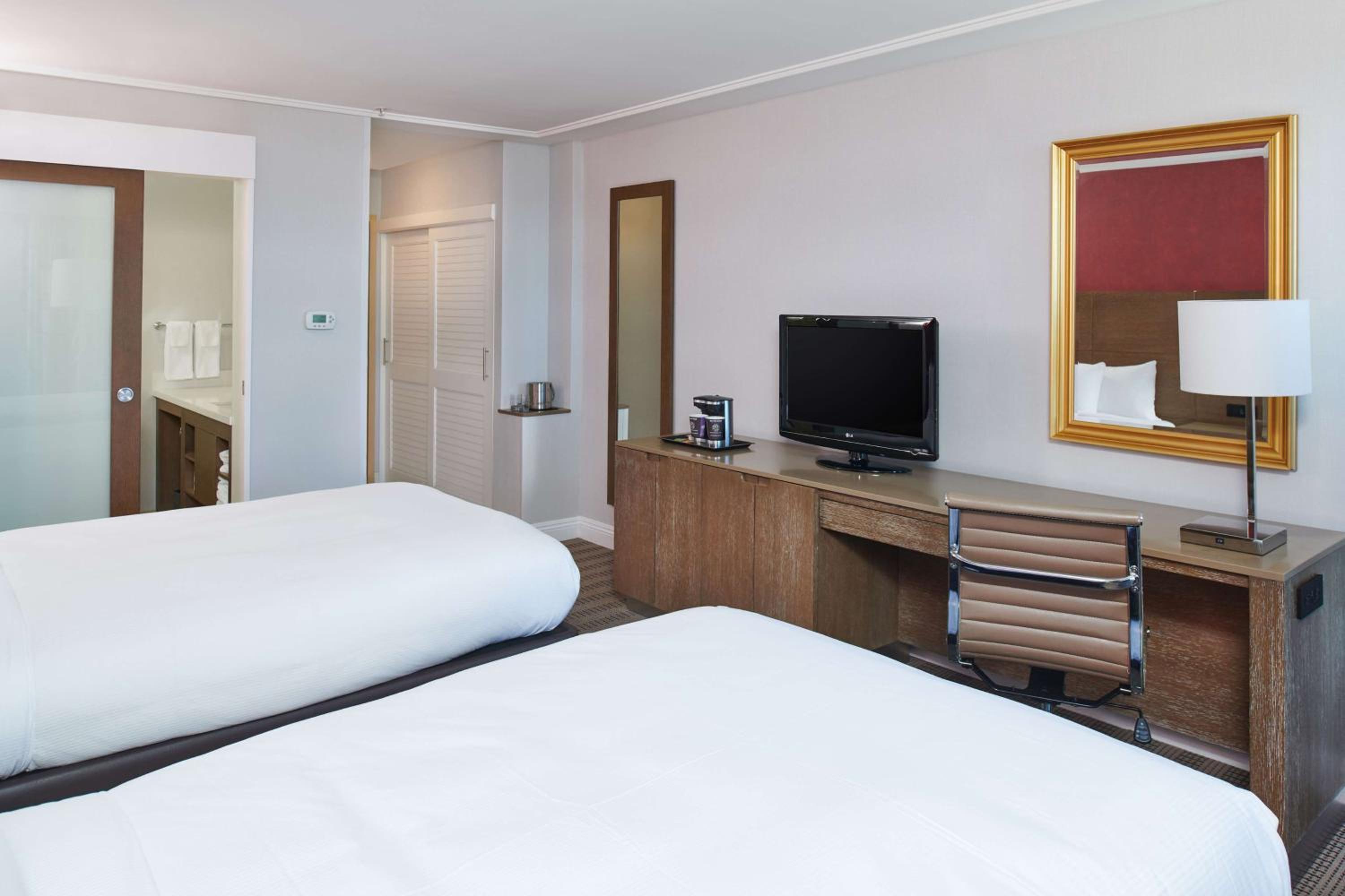 Executive Double Room with Two Double Beds - Photo 2