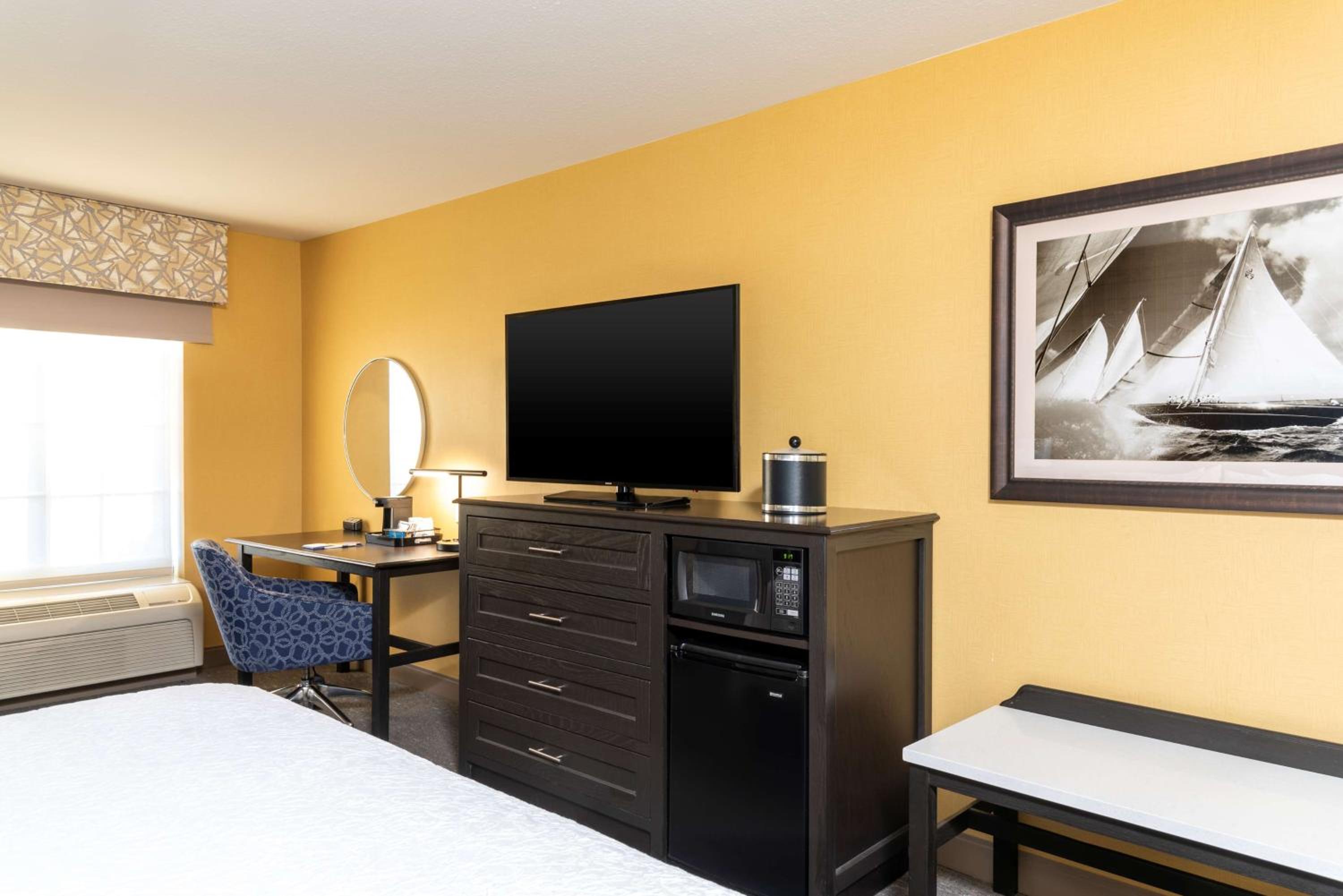 King Room with King Bed - Non-Smoking photo 2