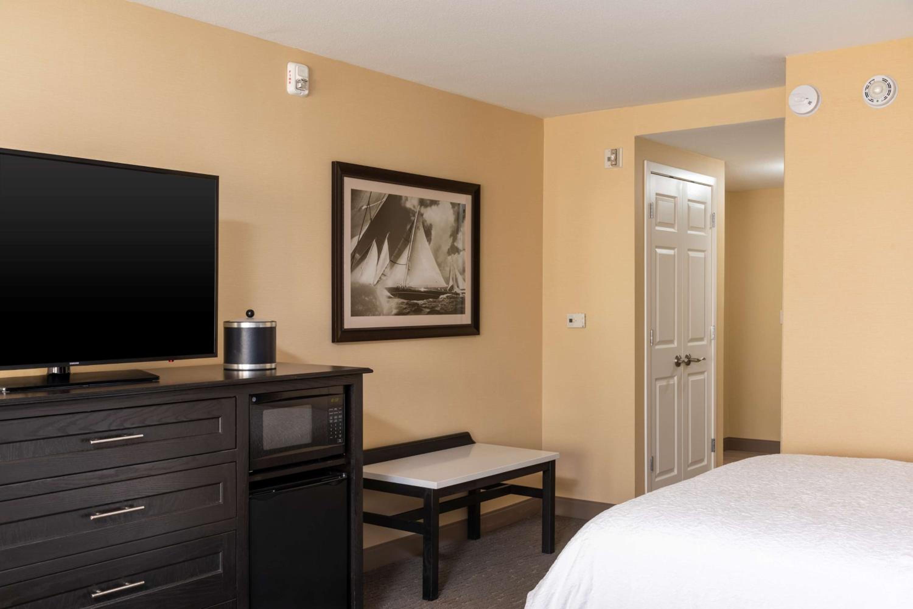 Studio with Two Queen Beds and Bath Tub - Mobility and Hearing Access/Non-Smoking photo 3