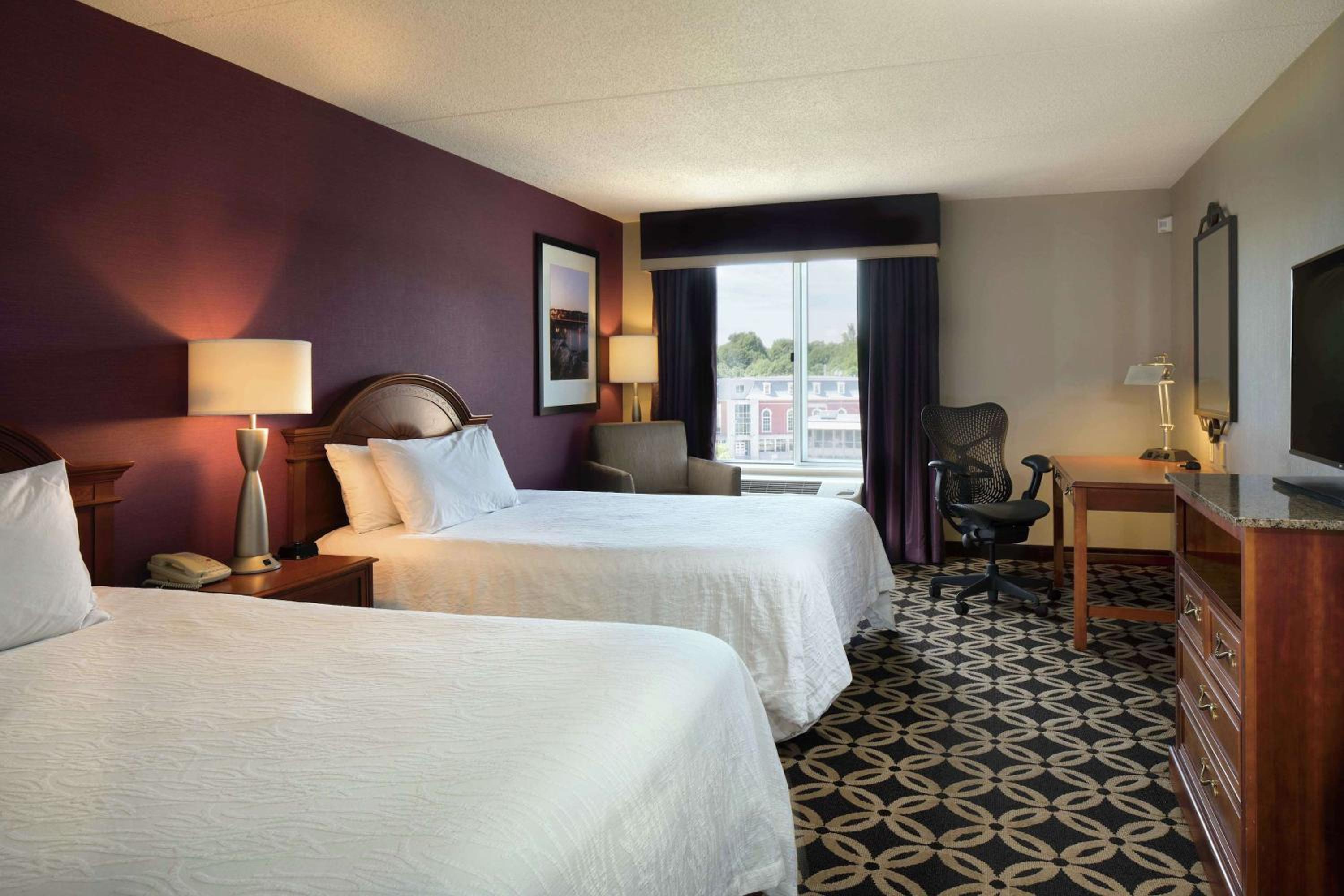 Queen Room with Two Queen Beds photo 3