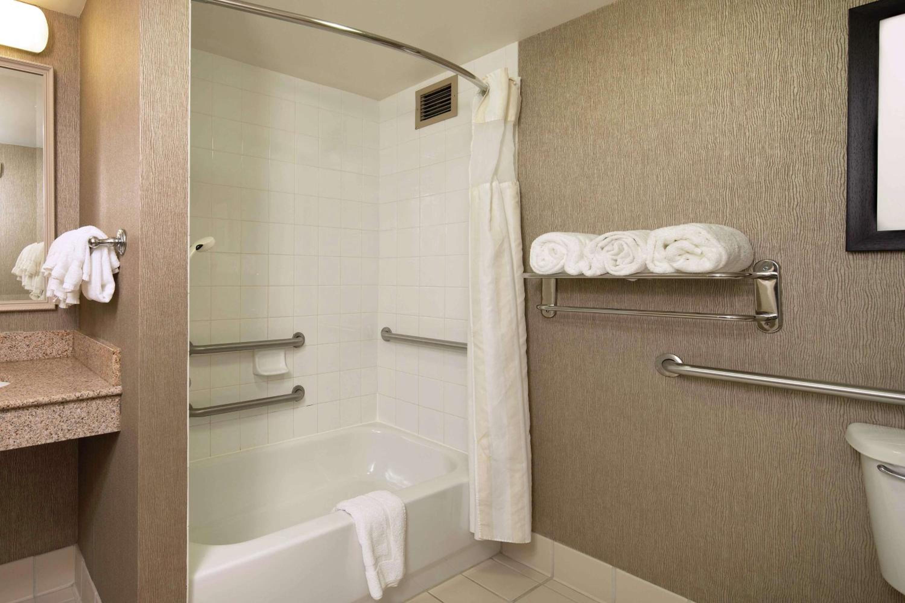 Double Room with Bath Tub - Mobility/Hearing Accessible photo 3