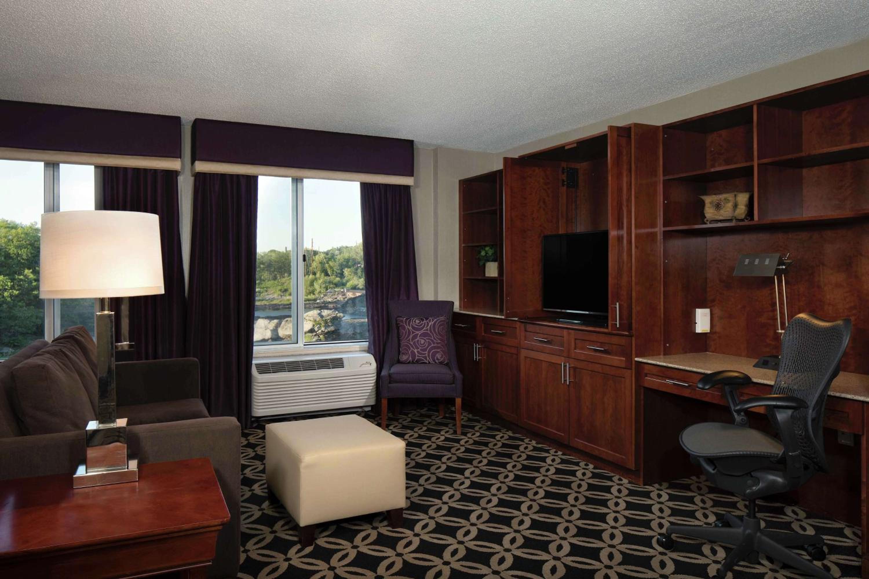 Queen Junior Suite photo 2