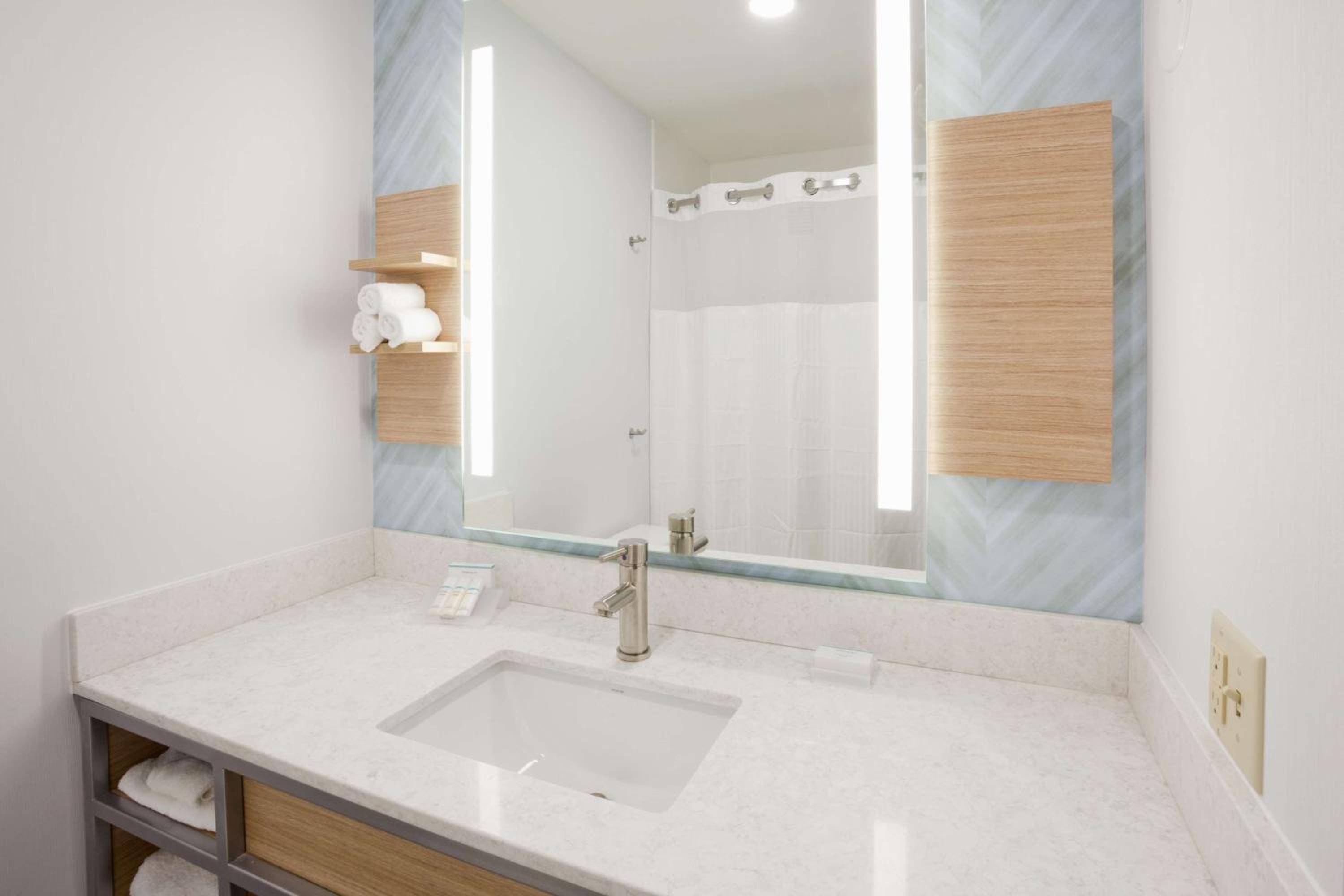 Queen Room with Two Queen Beds - Photo 2