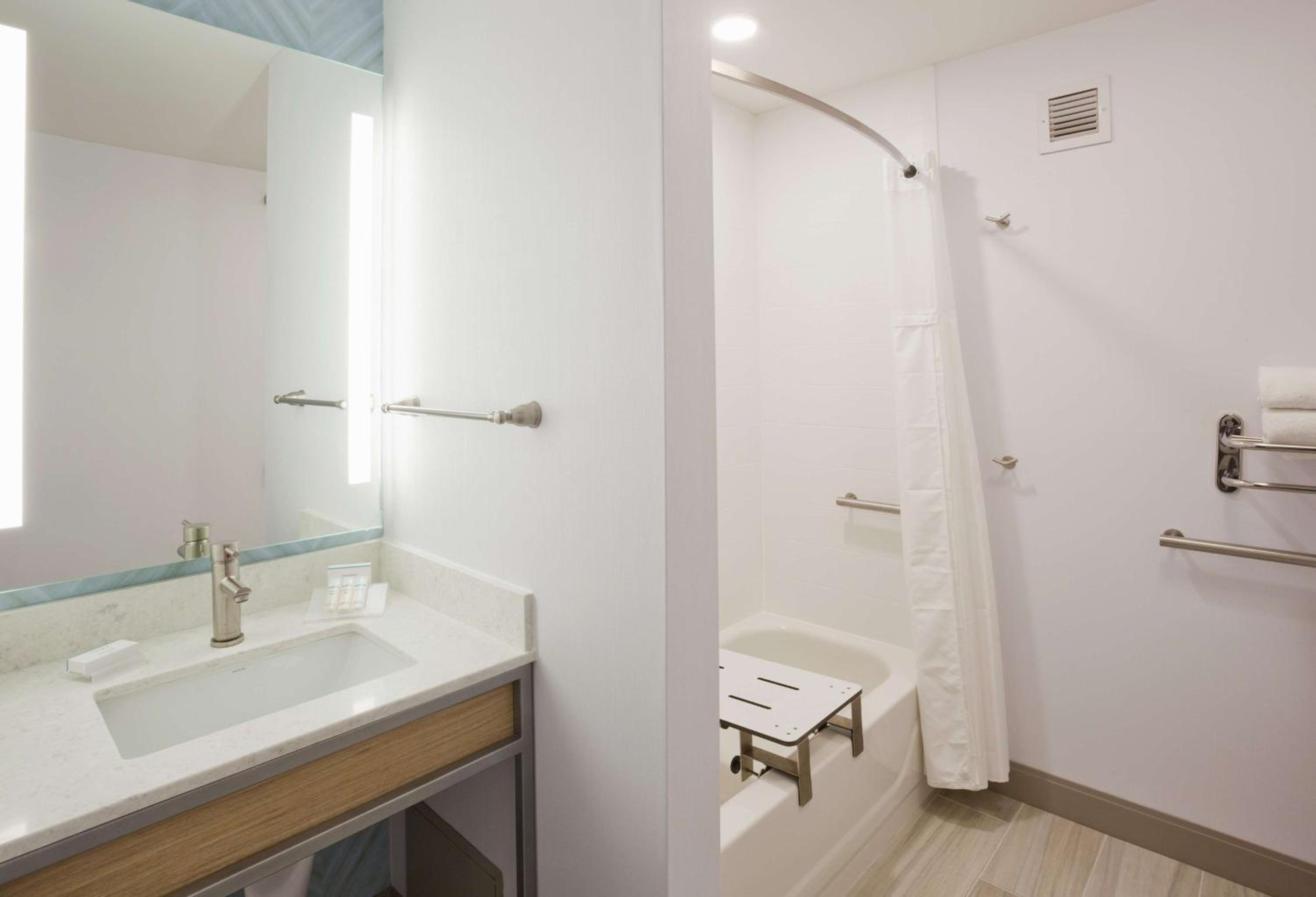 Queen Room with Two Queen Beds and Bath Tub - Mobility Access - Photo 4