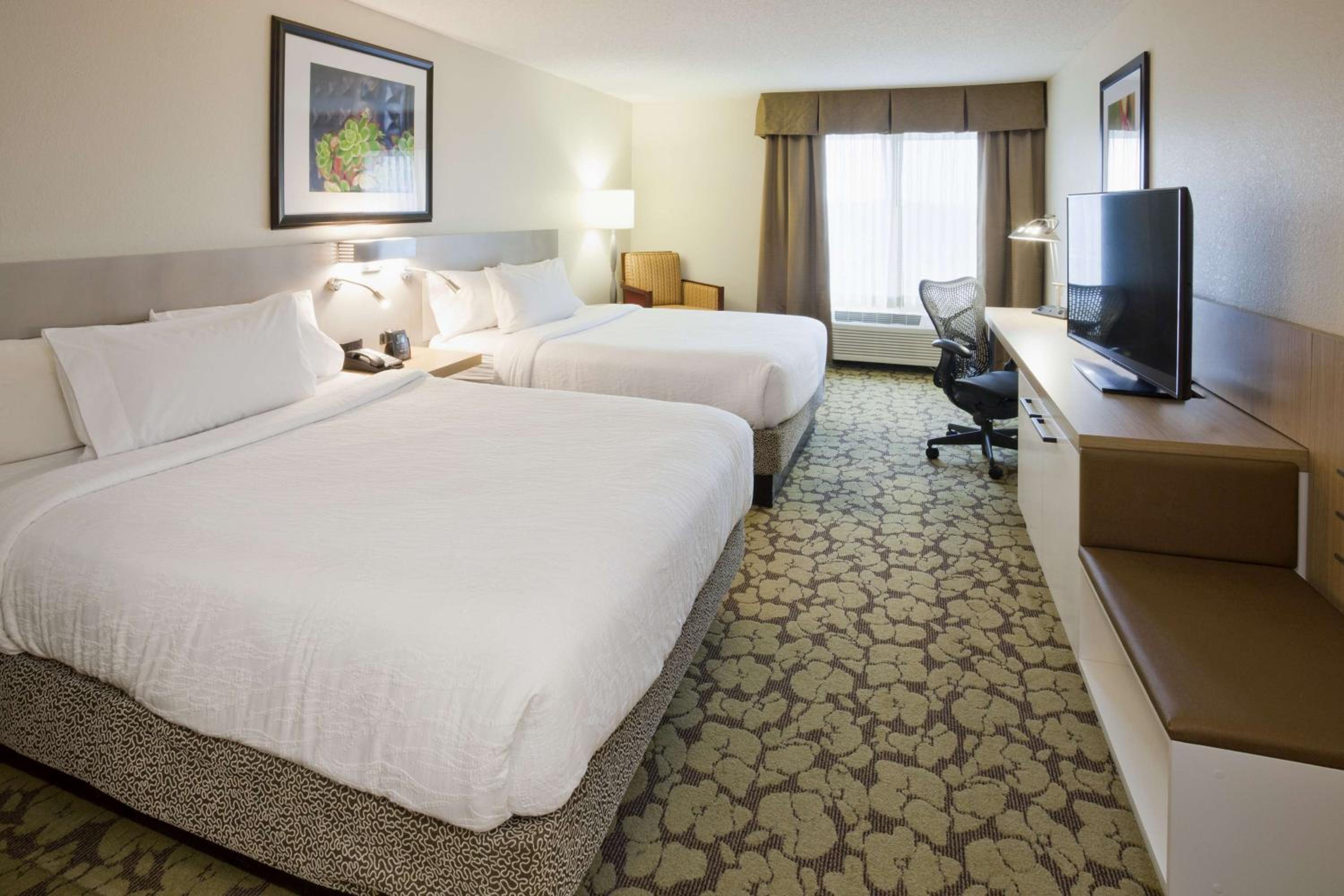 Queen Room with Two Queen Beds - Photo 4