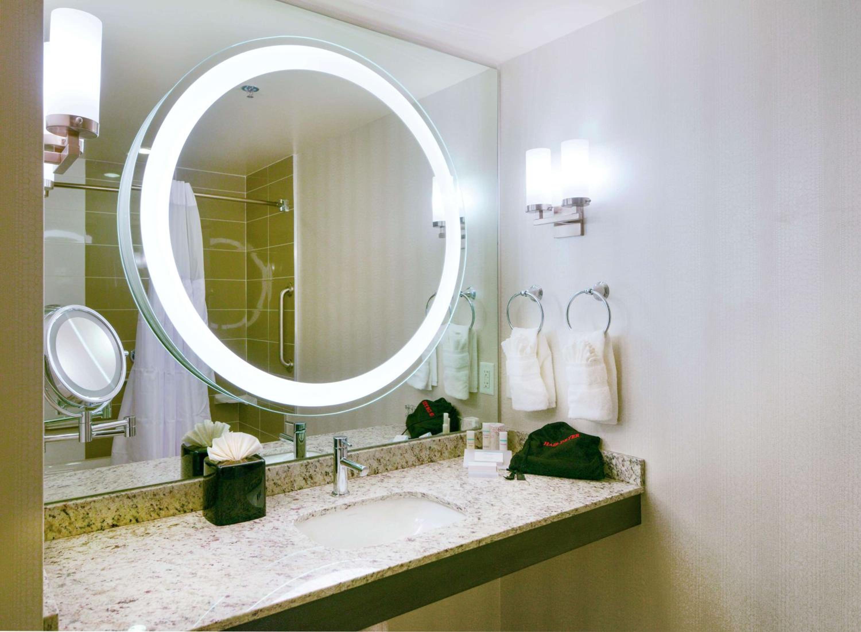 Queen Room with Two Queen Beds and Roll-In Shower - Mobility Access photo 2