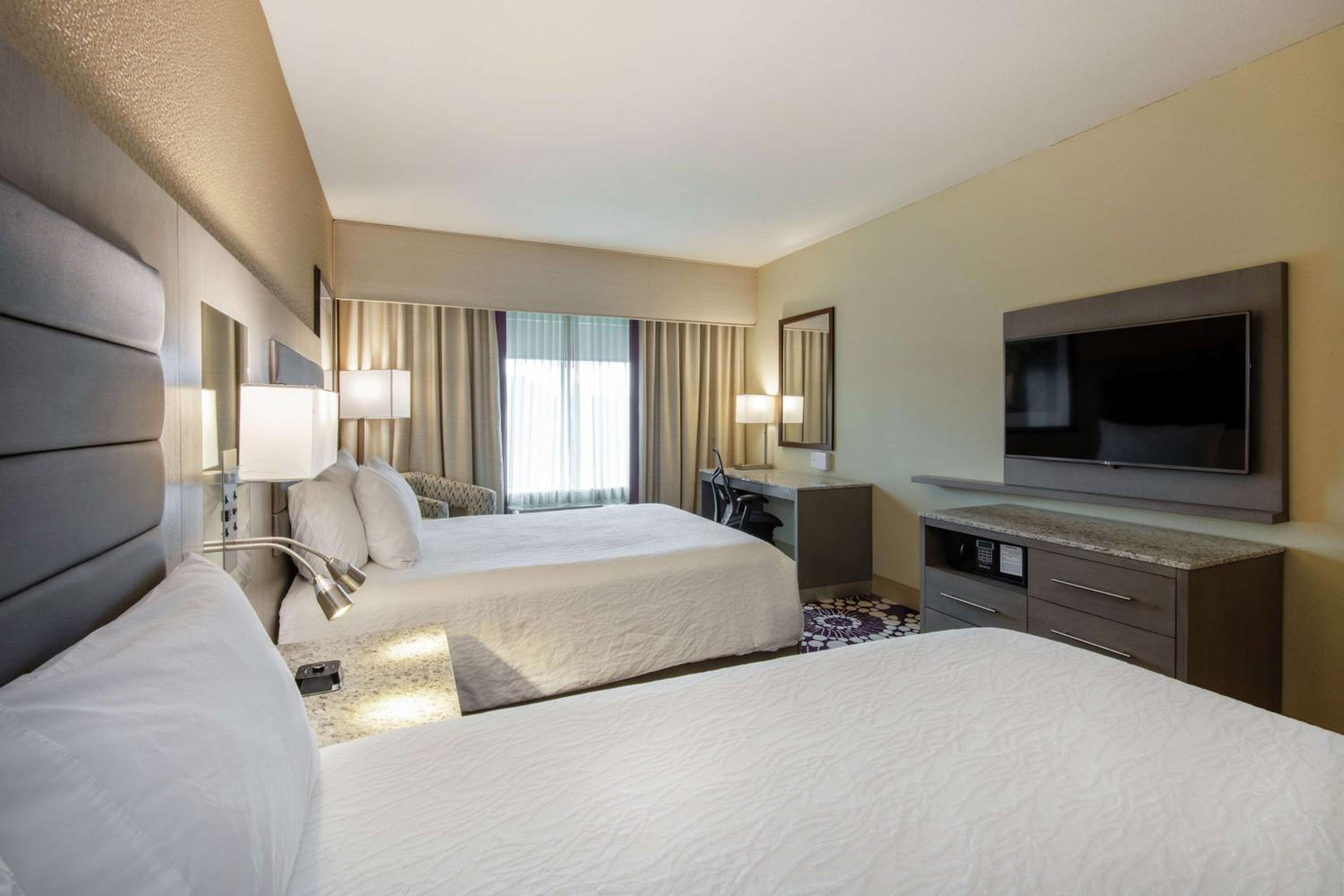 Queen Room with Two Queen Beds - Hearing Access photo 2