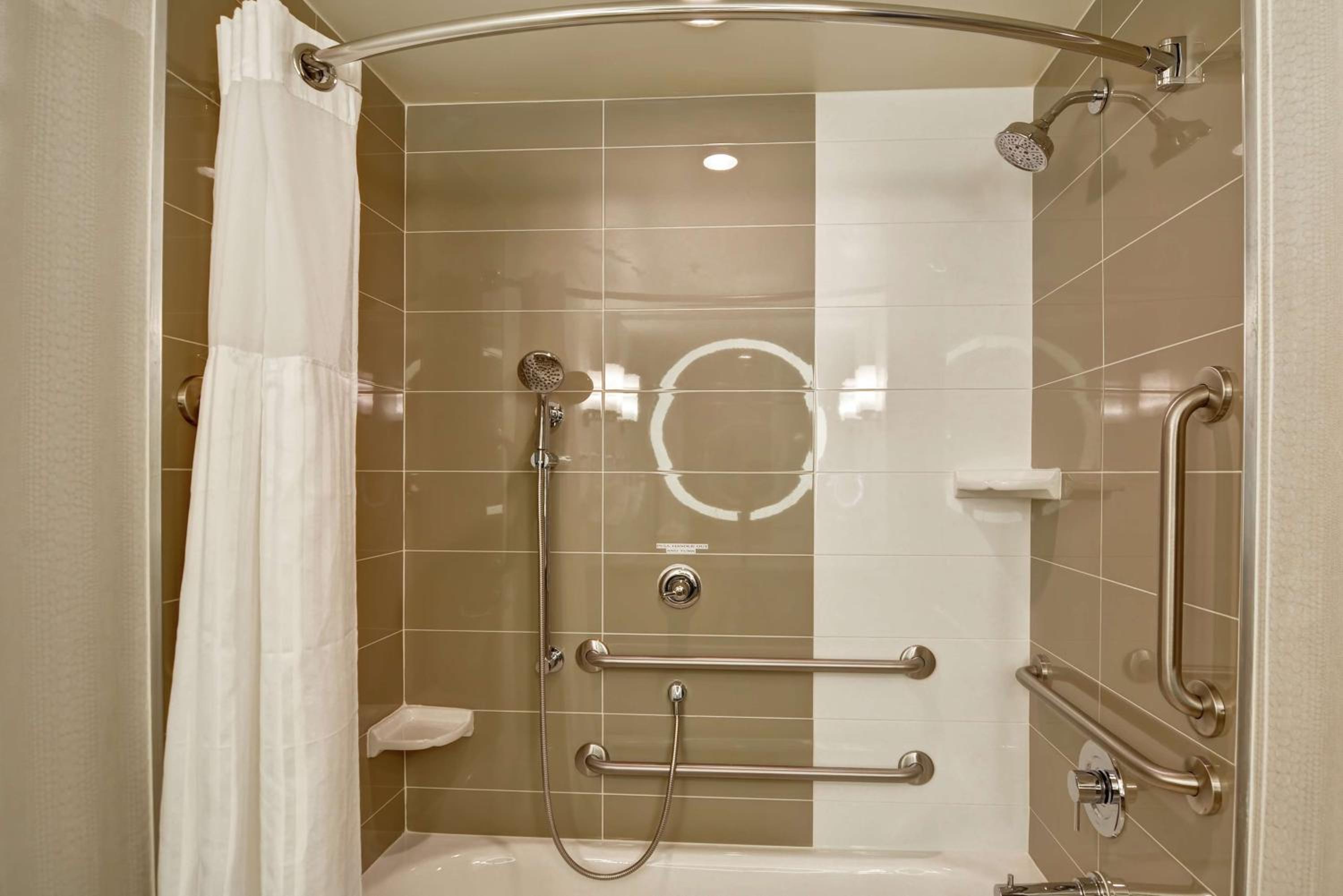 King Room with Accessible Tub - Mobility Access photo 3