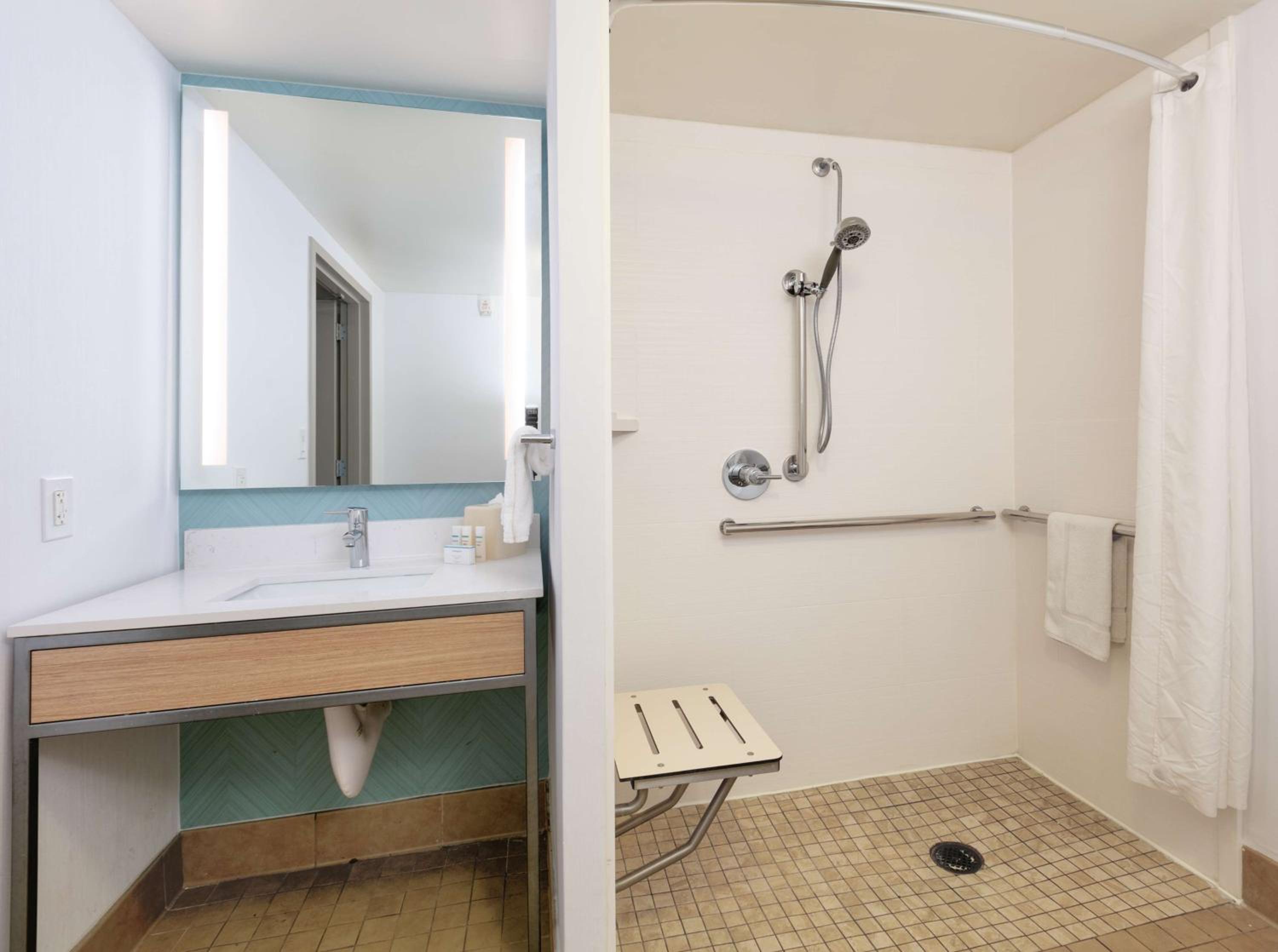 King Room with Roll-In Shower - Disability Access - Photo 5