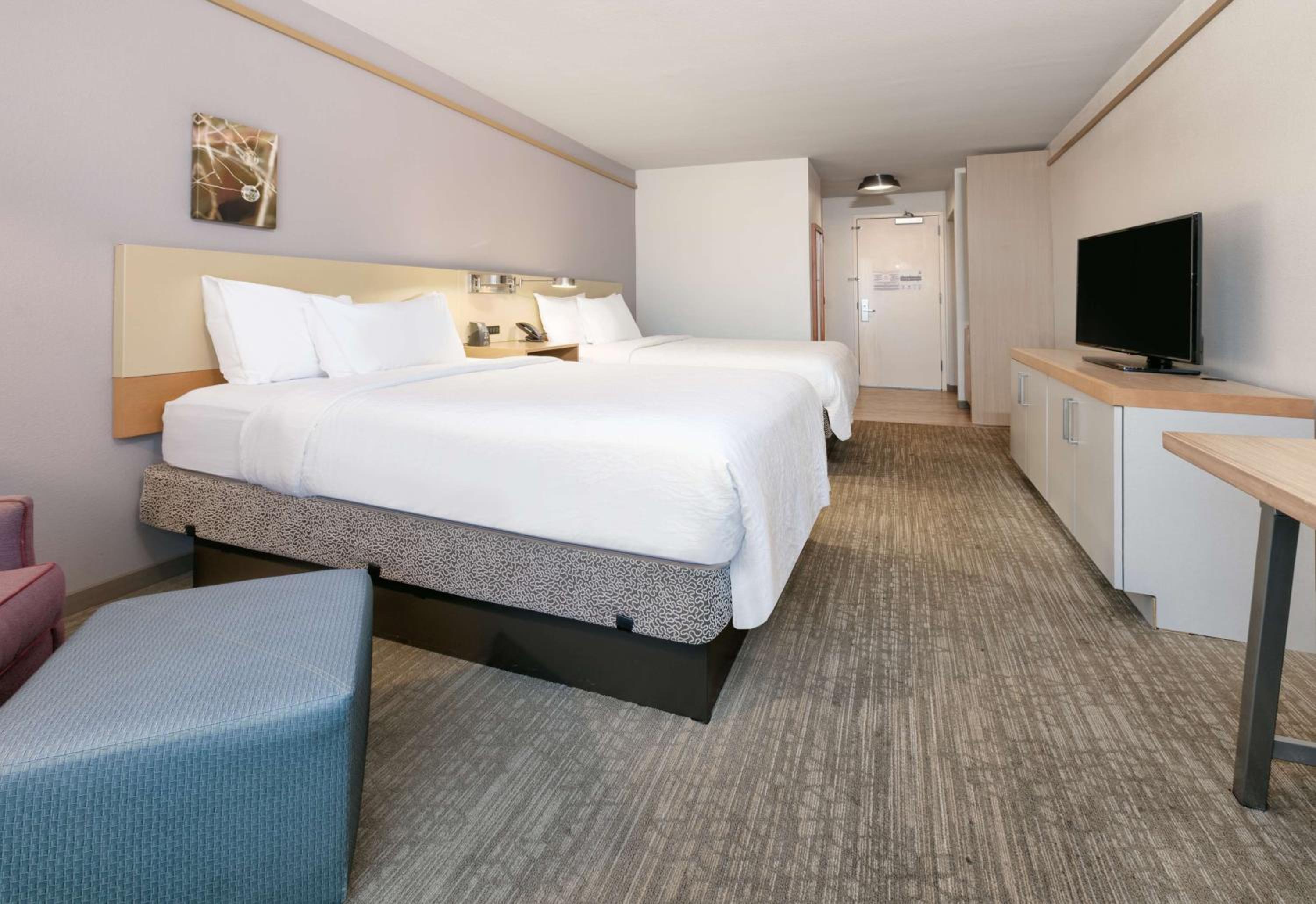 Queen Room with Two Queen Beds - Photo 4
