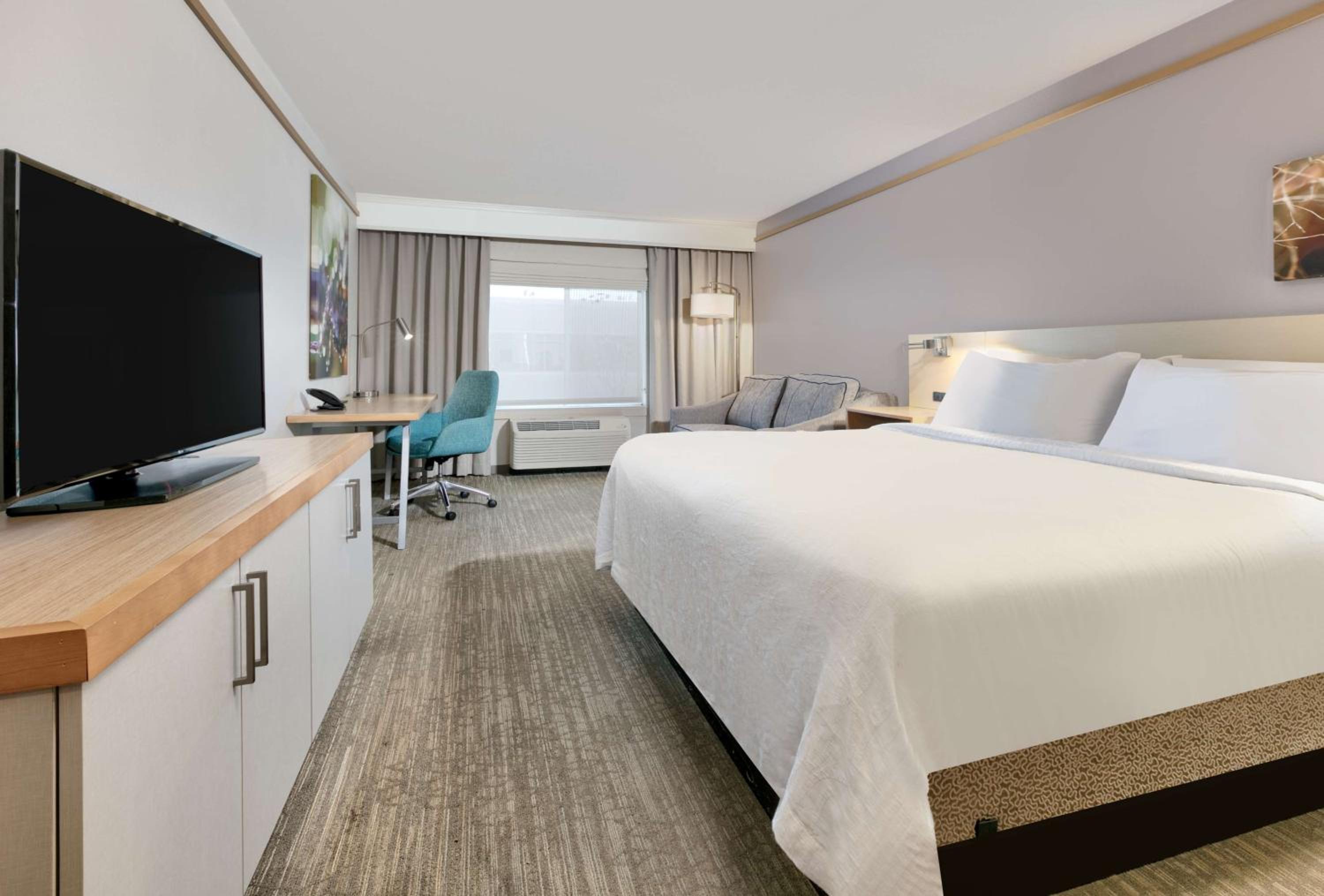 King Room with Sofa Bed - Photo 2