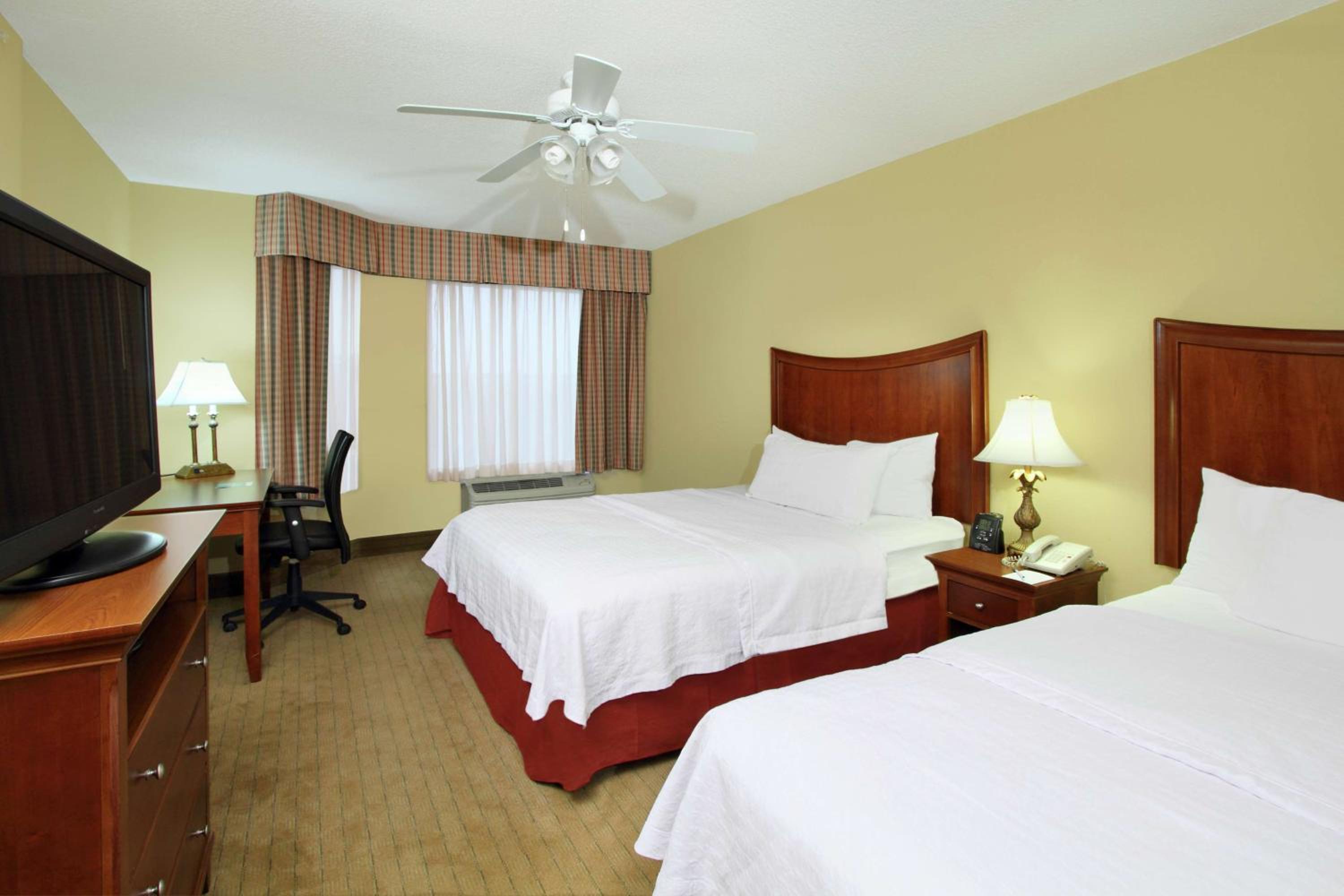 One-Bedroom Queen Suite with Two Queen Beds - Non-Smoking - Photo 3