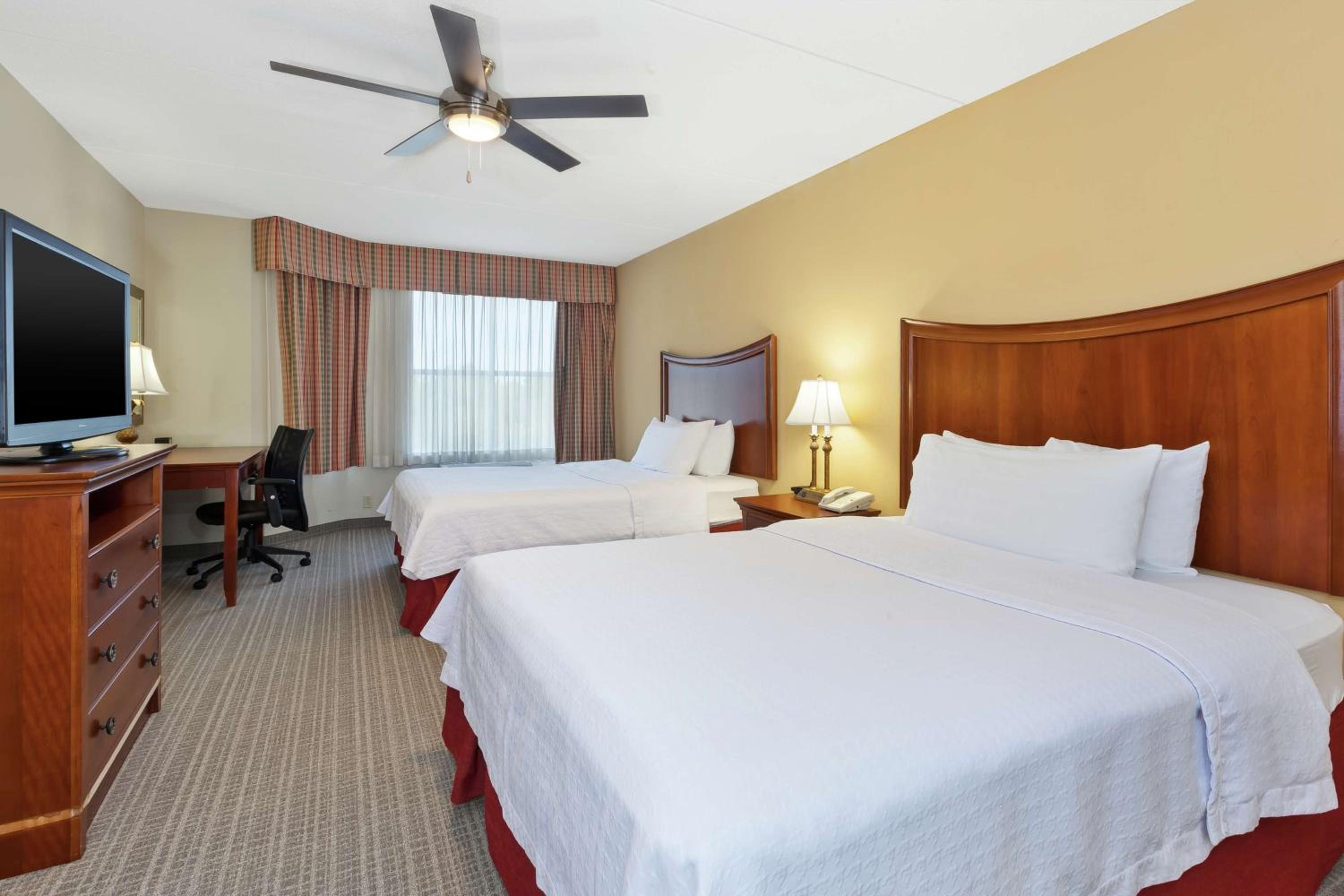 One-Bedroom Queen Suite with Two Queen Beds - Non-Smoking - Photo 6