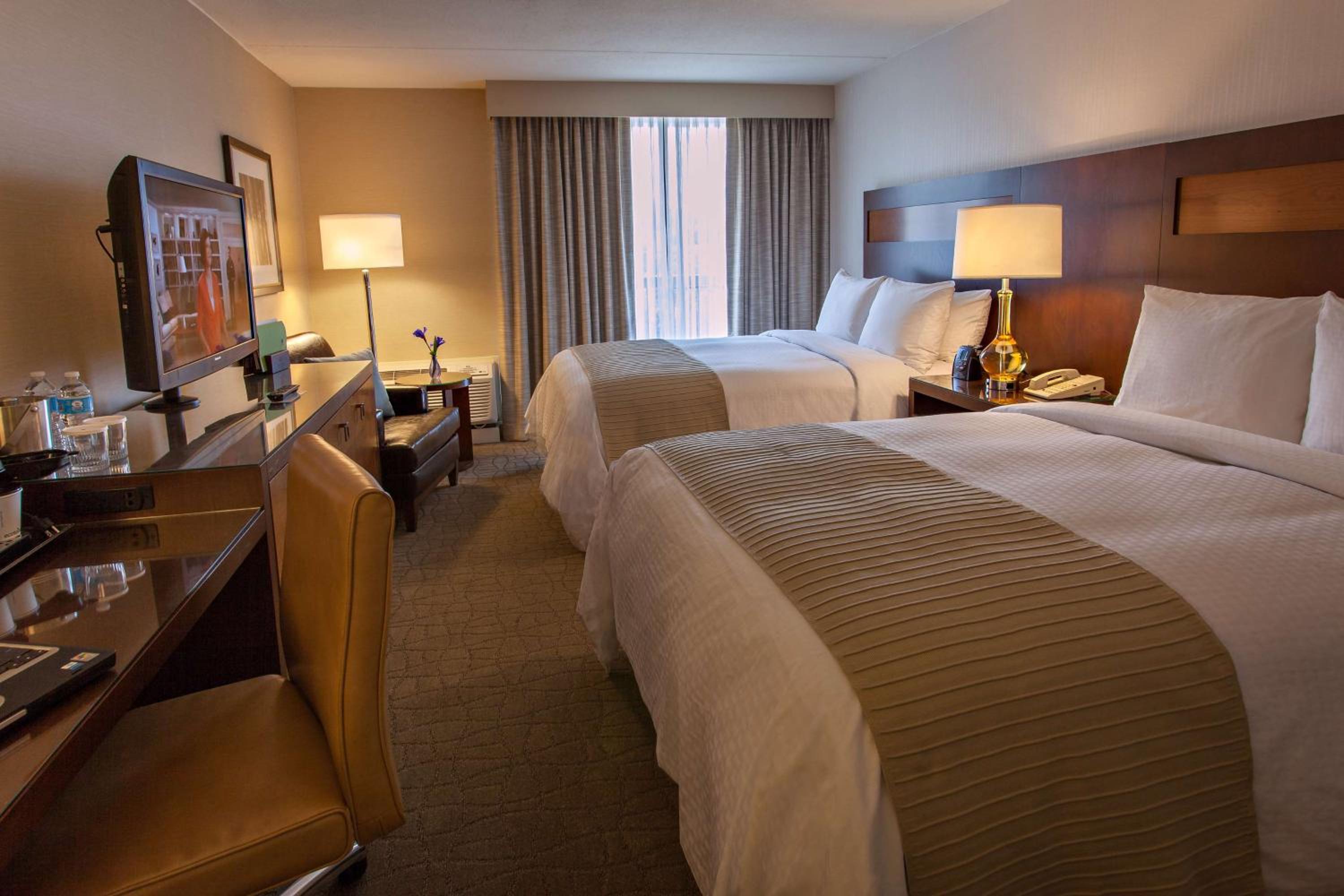 Queen Room with Two Queen Beds - Non-Smoking - Photo 2