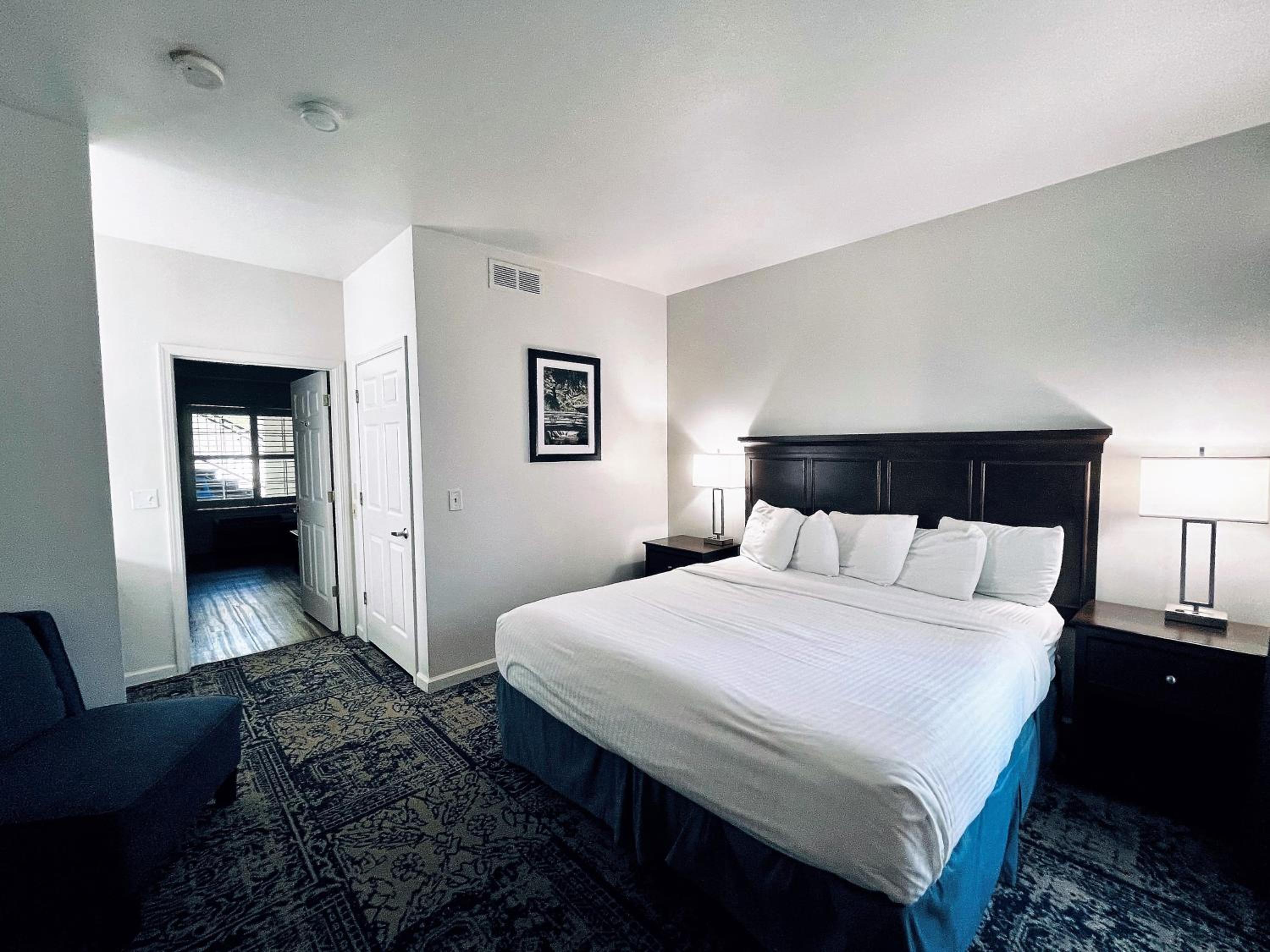 Deluxe King Suite