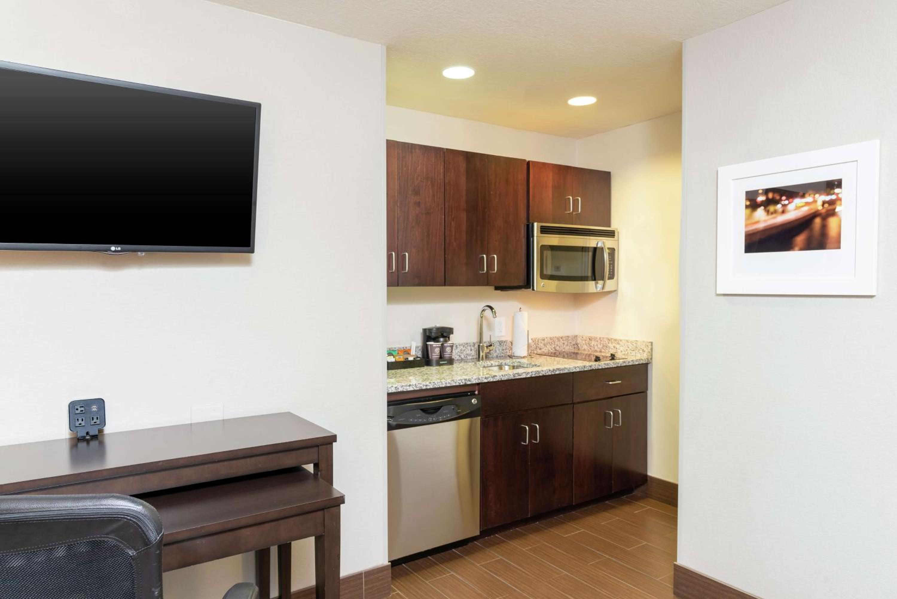 One-Bedroom Queen Suite with Two Queen Beds - Non-Smoking - Photo 6