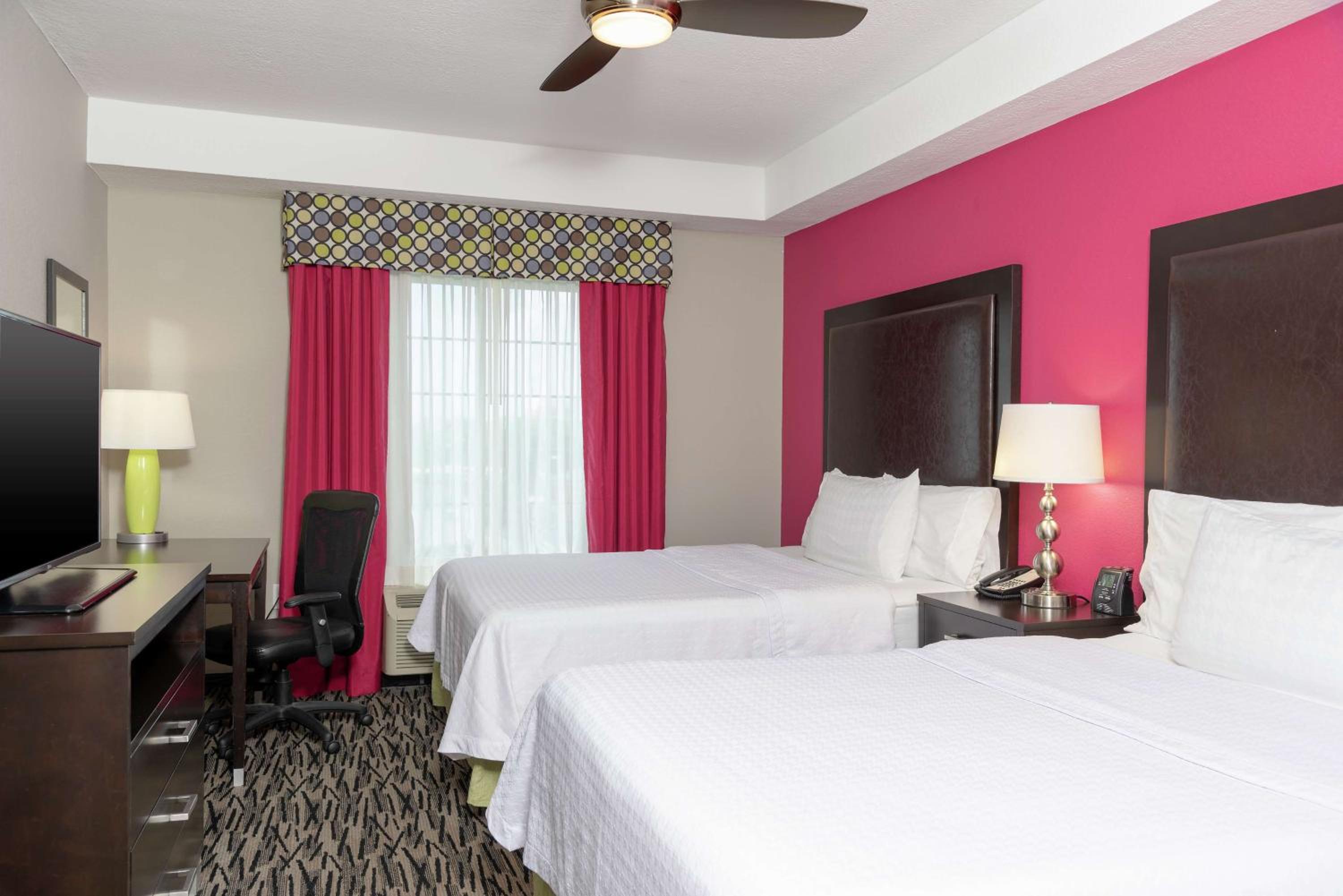 One-Bedroom Queen Suite with Two Queen Beds - Non-Smoking - Photo 1