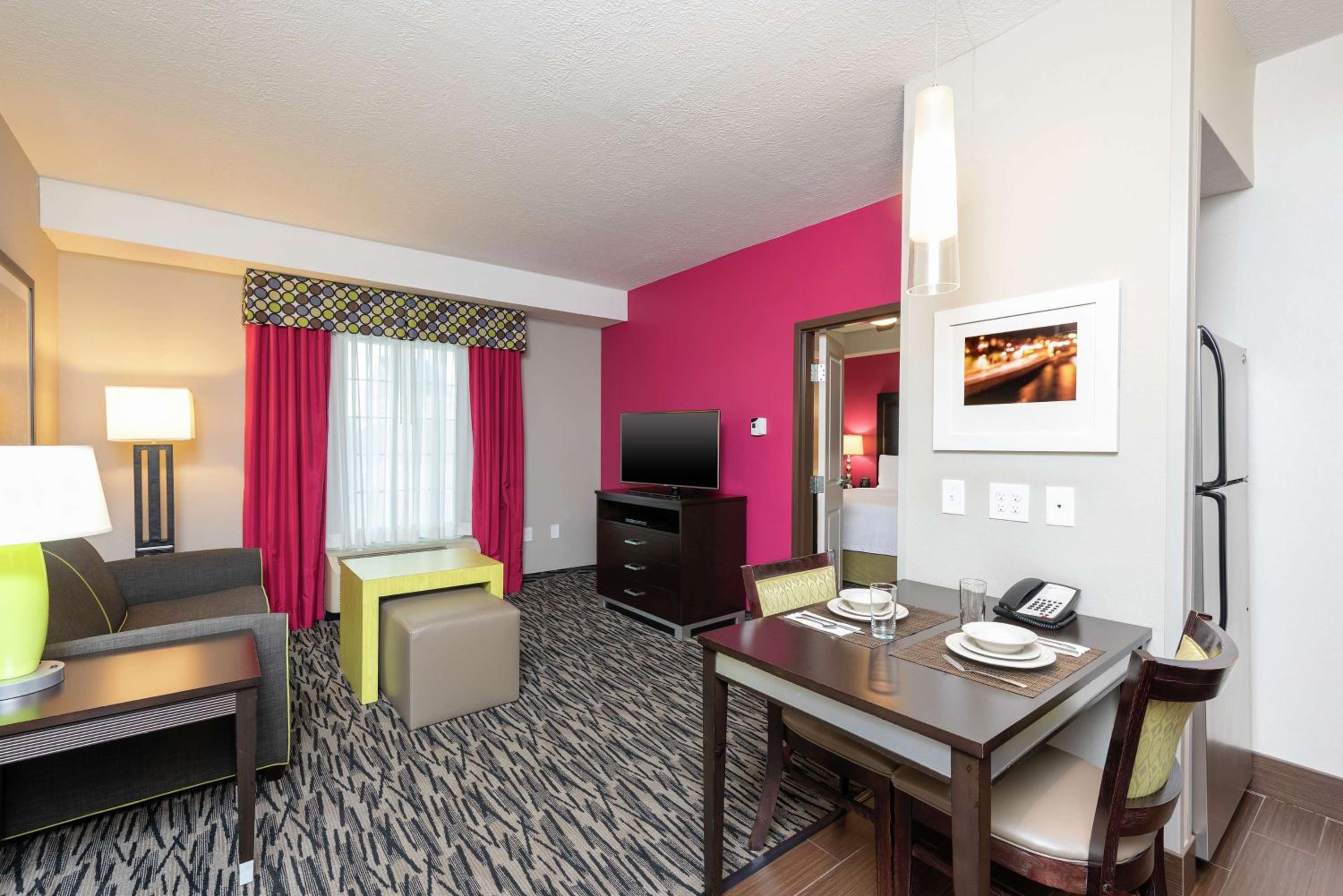One-Bedroom King Suite - Non-Smoking - Photo 3