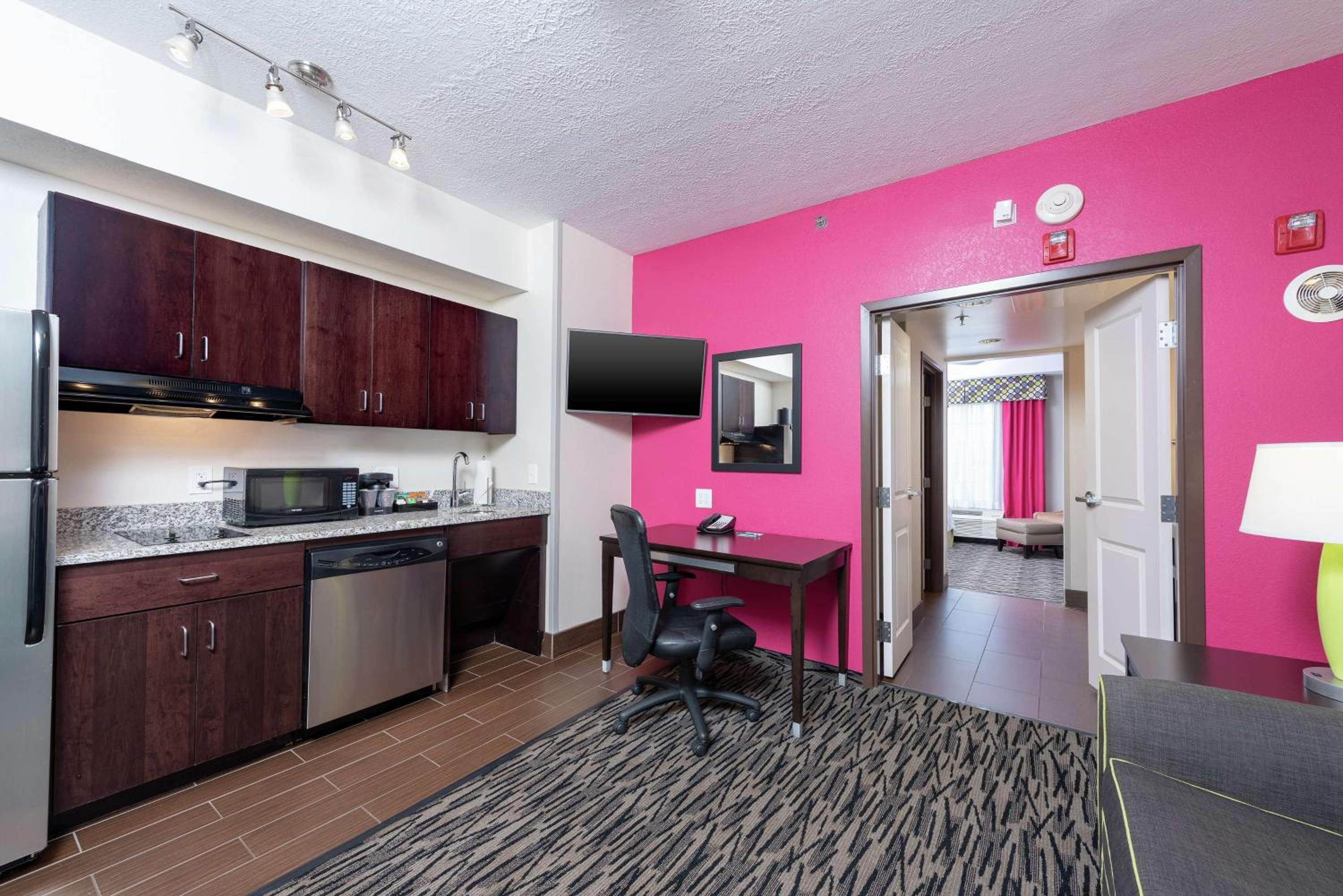 One-Bedroom King Suite - Non-Smoking - Photo 2