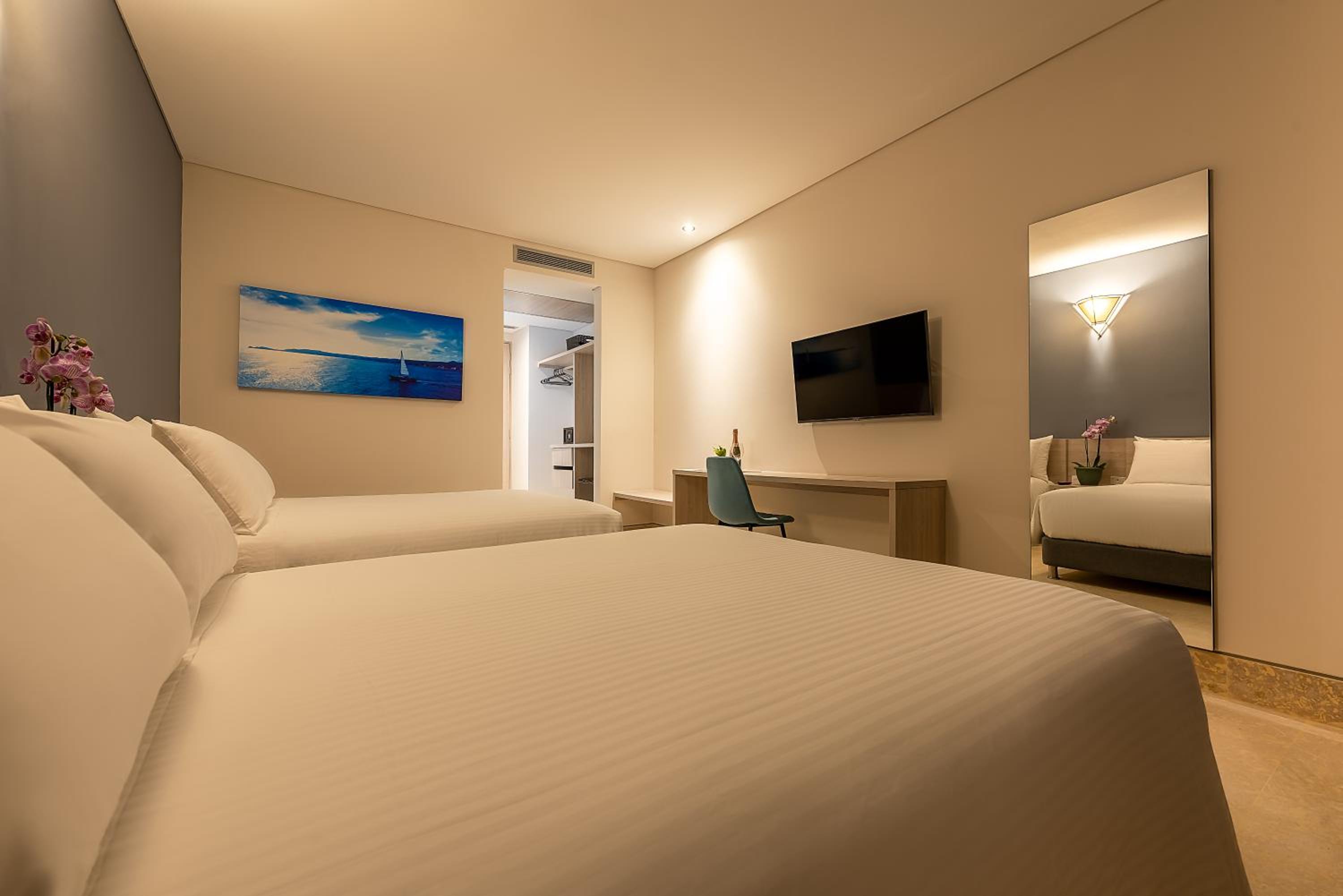 Double Room with Two Double Beds photo 2