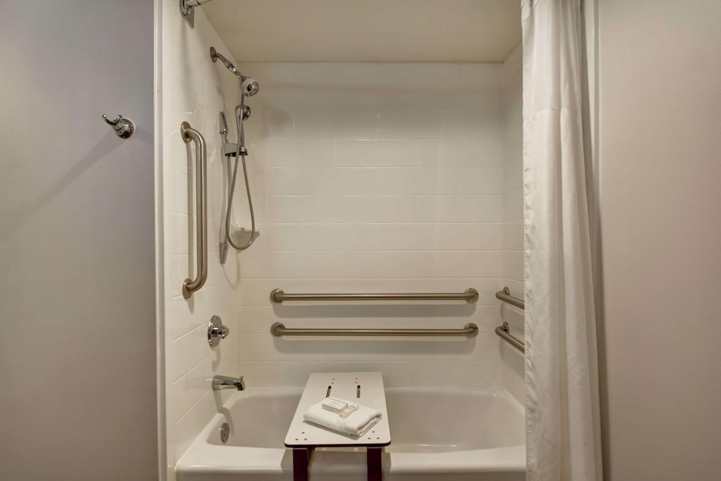 King Room with Accessible Tub - Mobility and Hearing Access/Non-Smoking - Photo 6