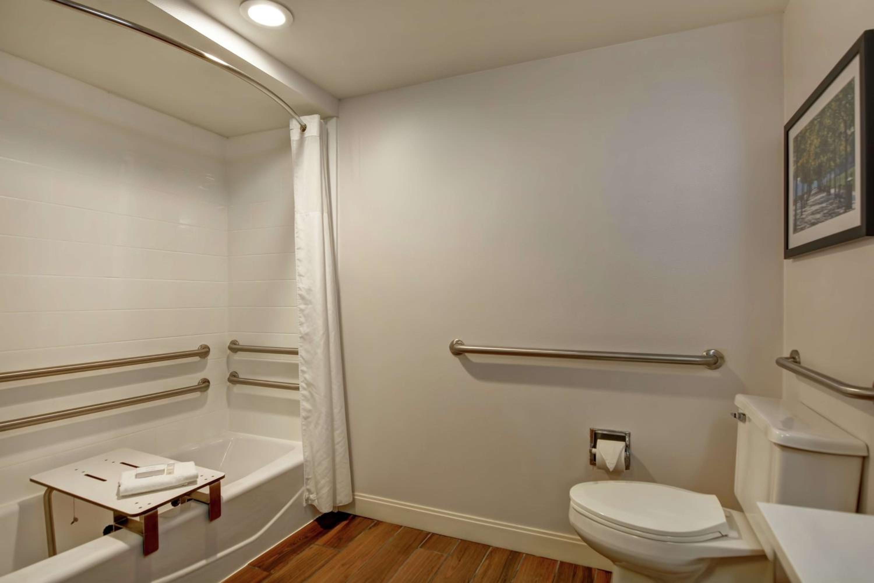 King Room with Accessible Tub - Mobility and Hearing Access/Non-Smoking - Photo 7