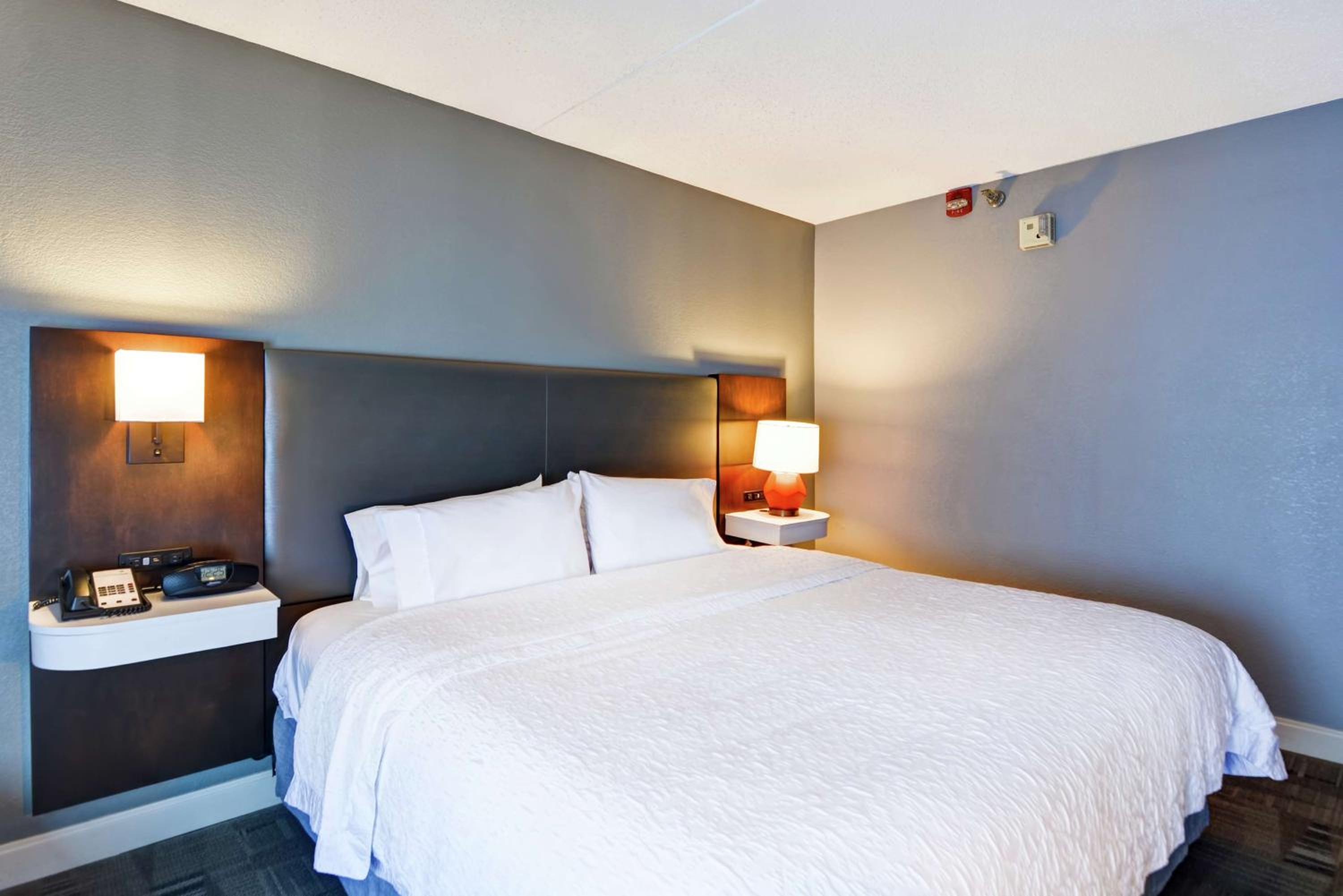 King Room with King Bed - Non-Smoking - Photo 1