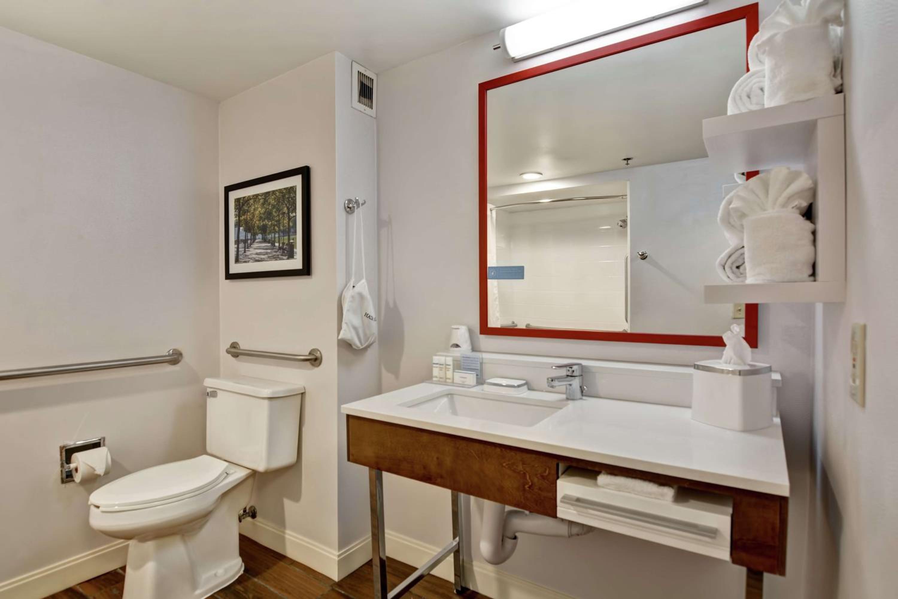 King Room with Accessible Tub - Mobility and Hearing Access/Non-Smoking - Photo 2