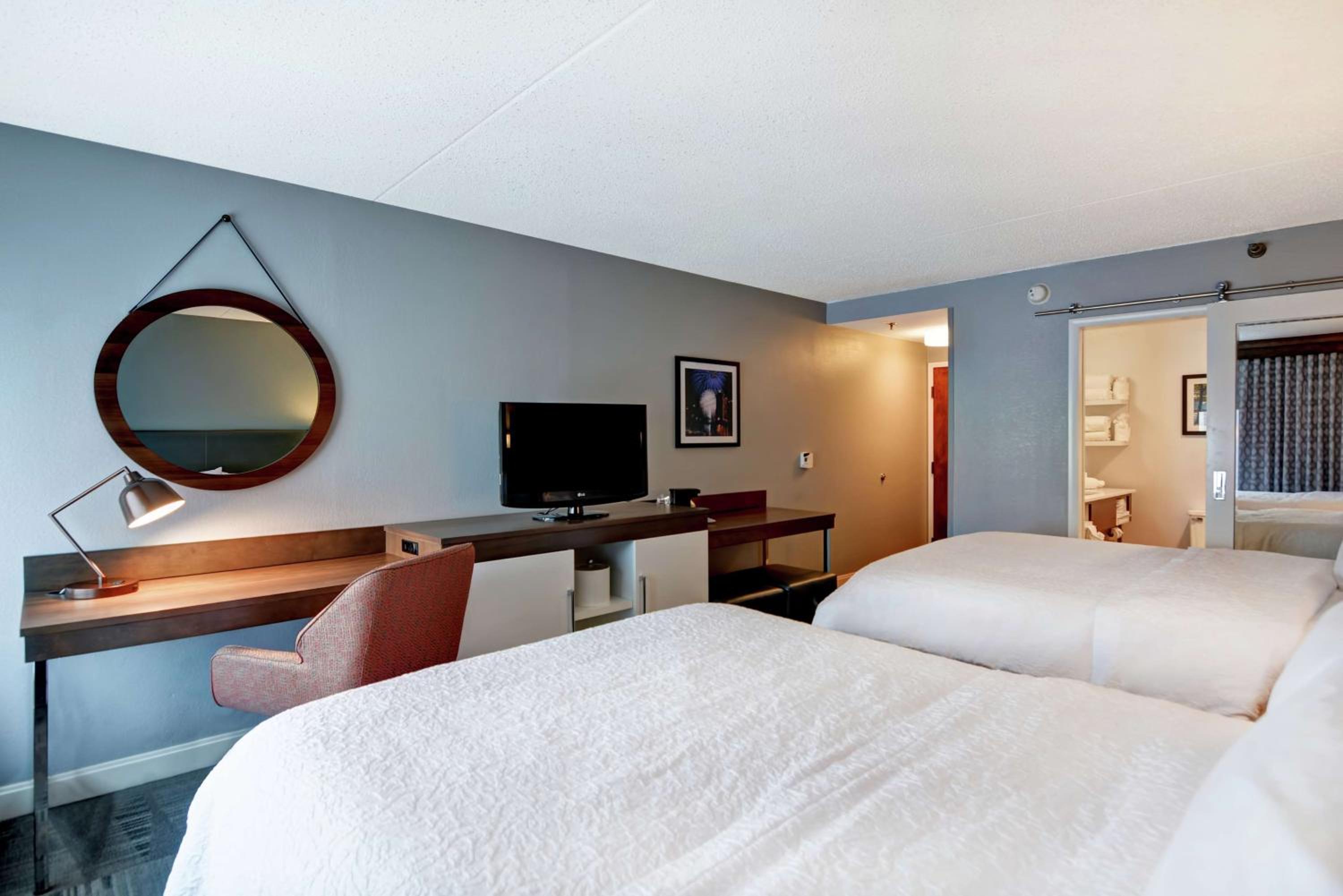 Queen Room with Two Queen Beds - Non-Smoking - Photo 3