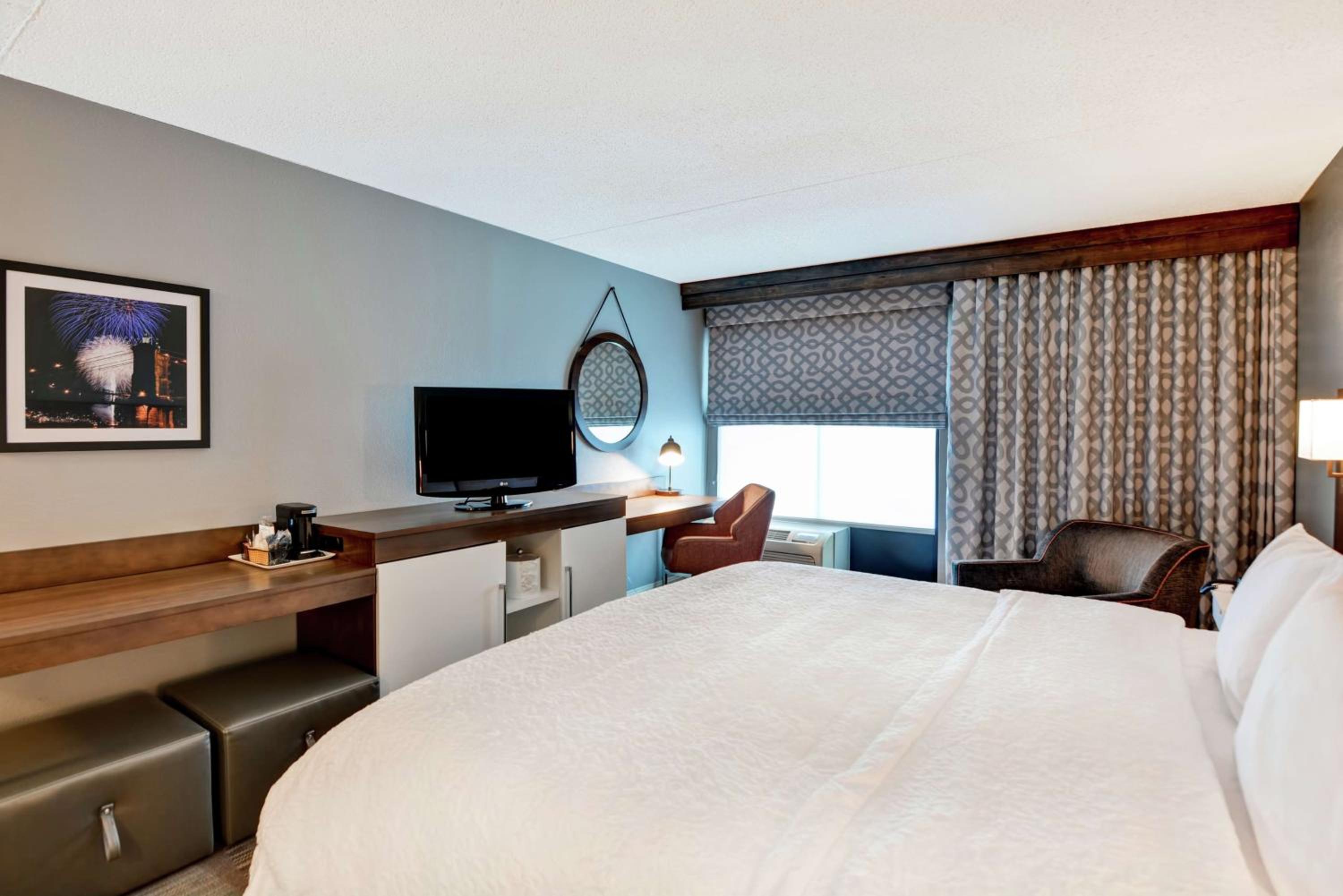 Double Room with Tub - Mobility and Hearing Accessible/Non-Smoking - Photo 1