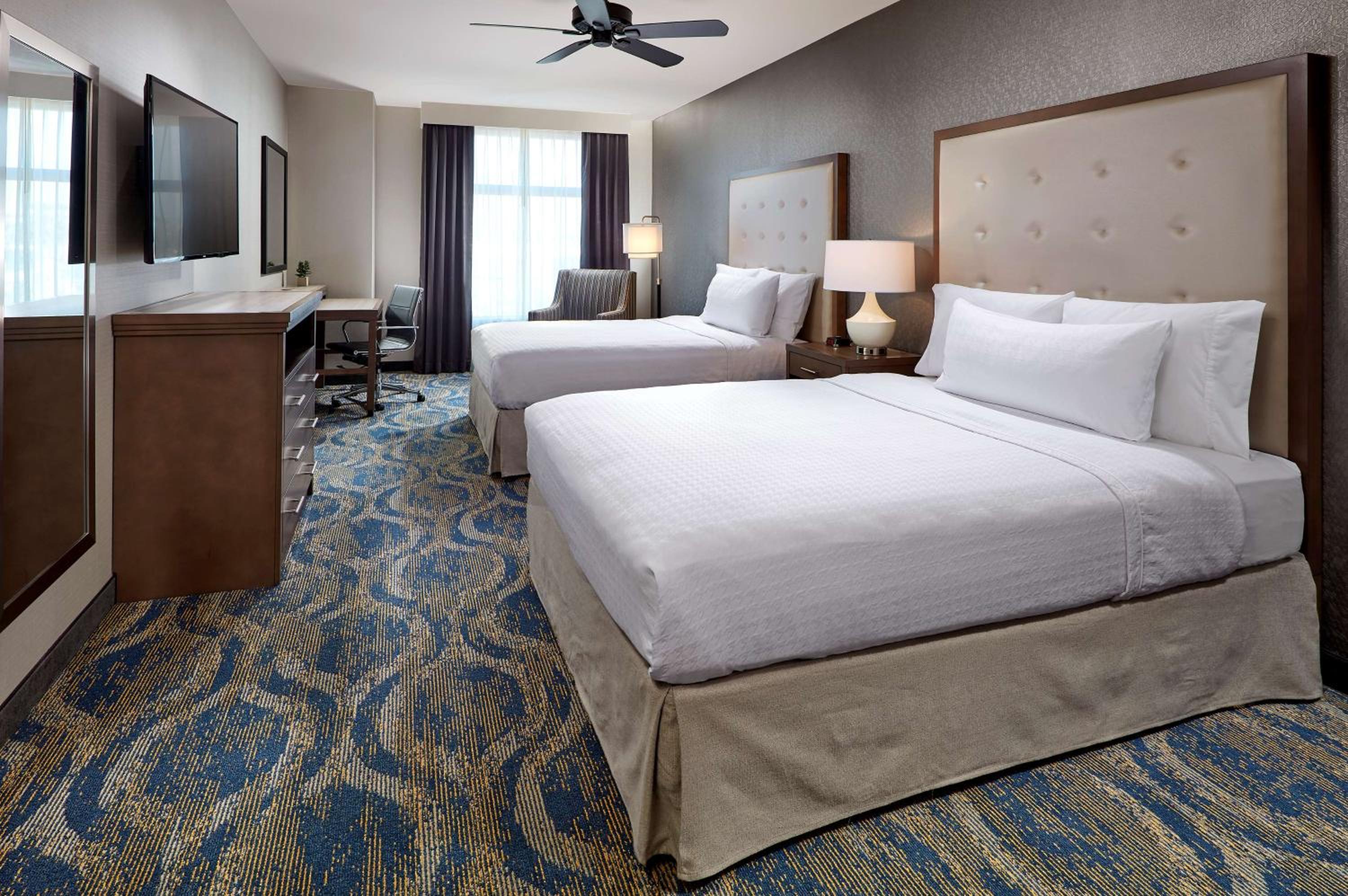 One-Bedroom Suite with Two Queen Beds and Accessible Tub photo 2