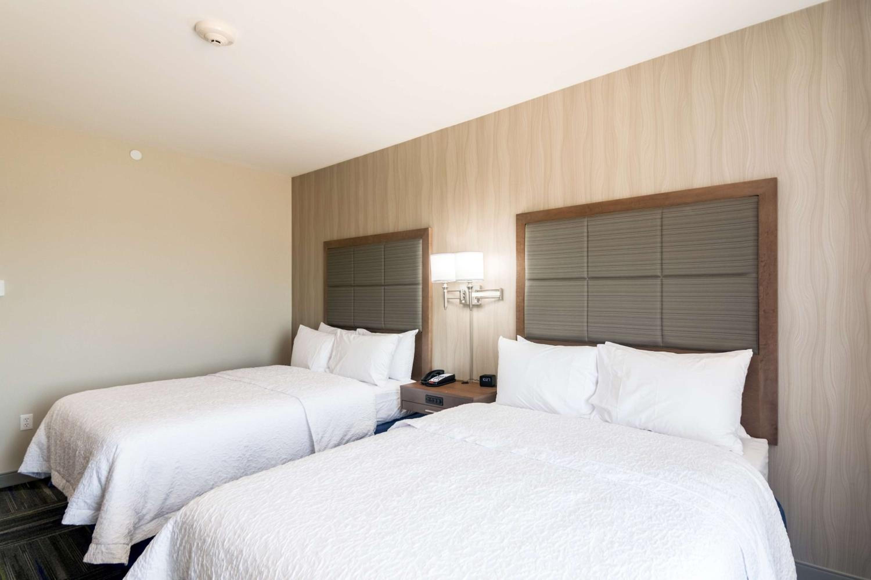 Queen Room with Two Queen Beds (4 Adults) photo 1