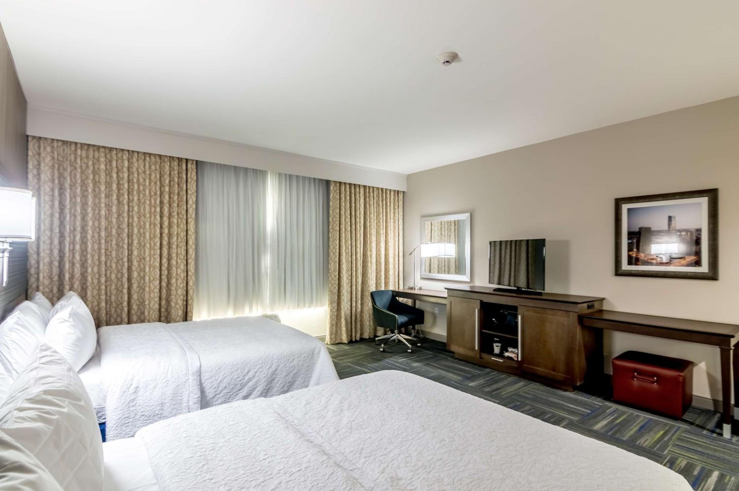 Queen Room with Two Queen Beds - Mobility Access/Non-Smoking photo 3