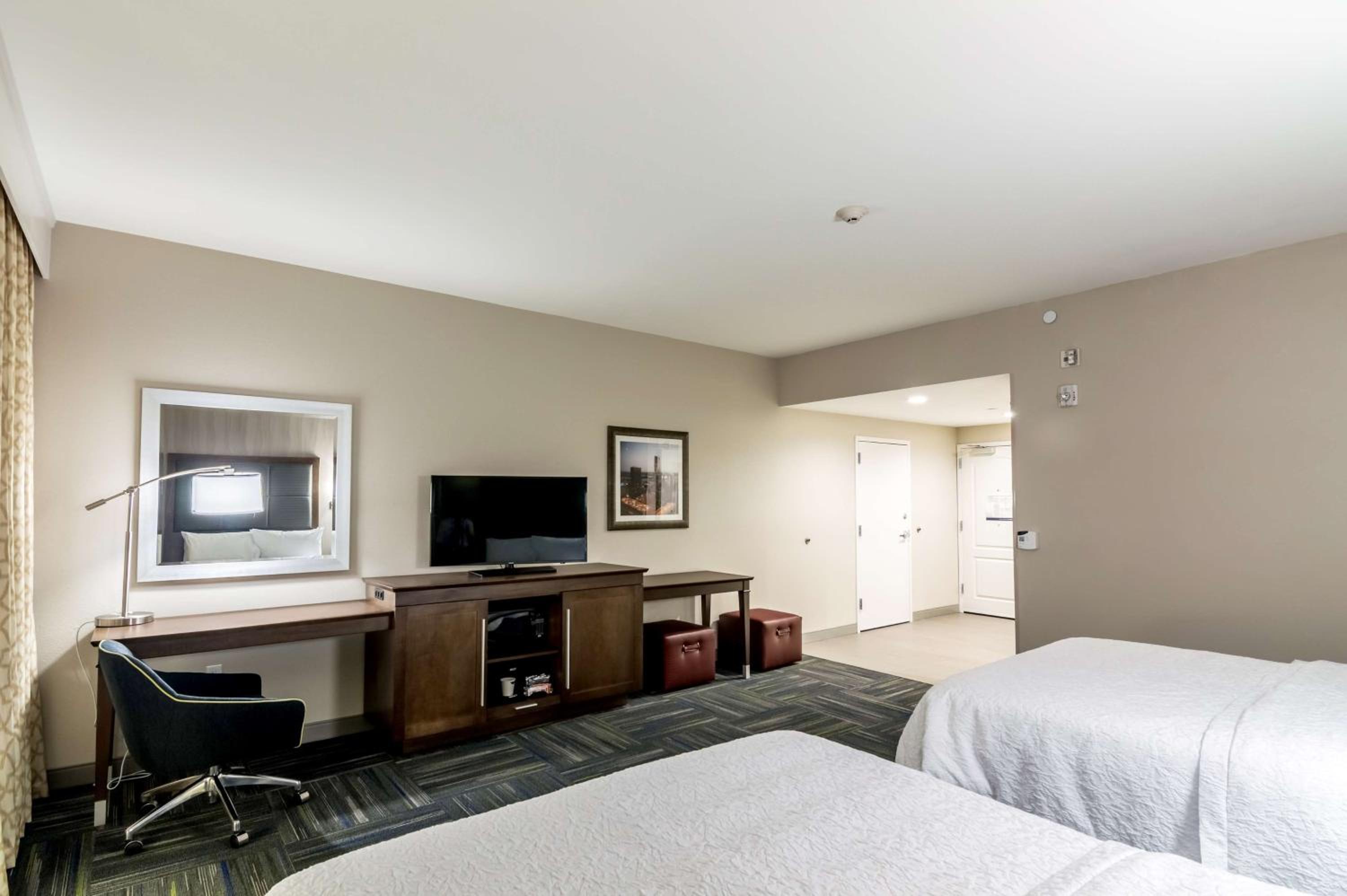 Queen Room with Two Queen Beds - Mobility Access/Non-Smoking photo 2