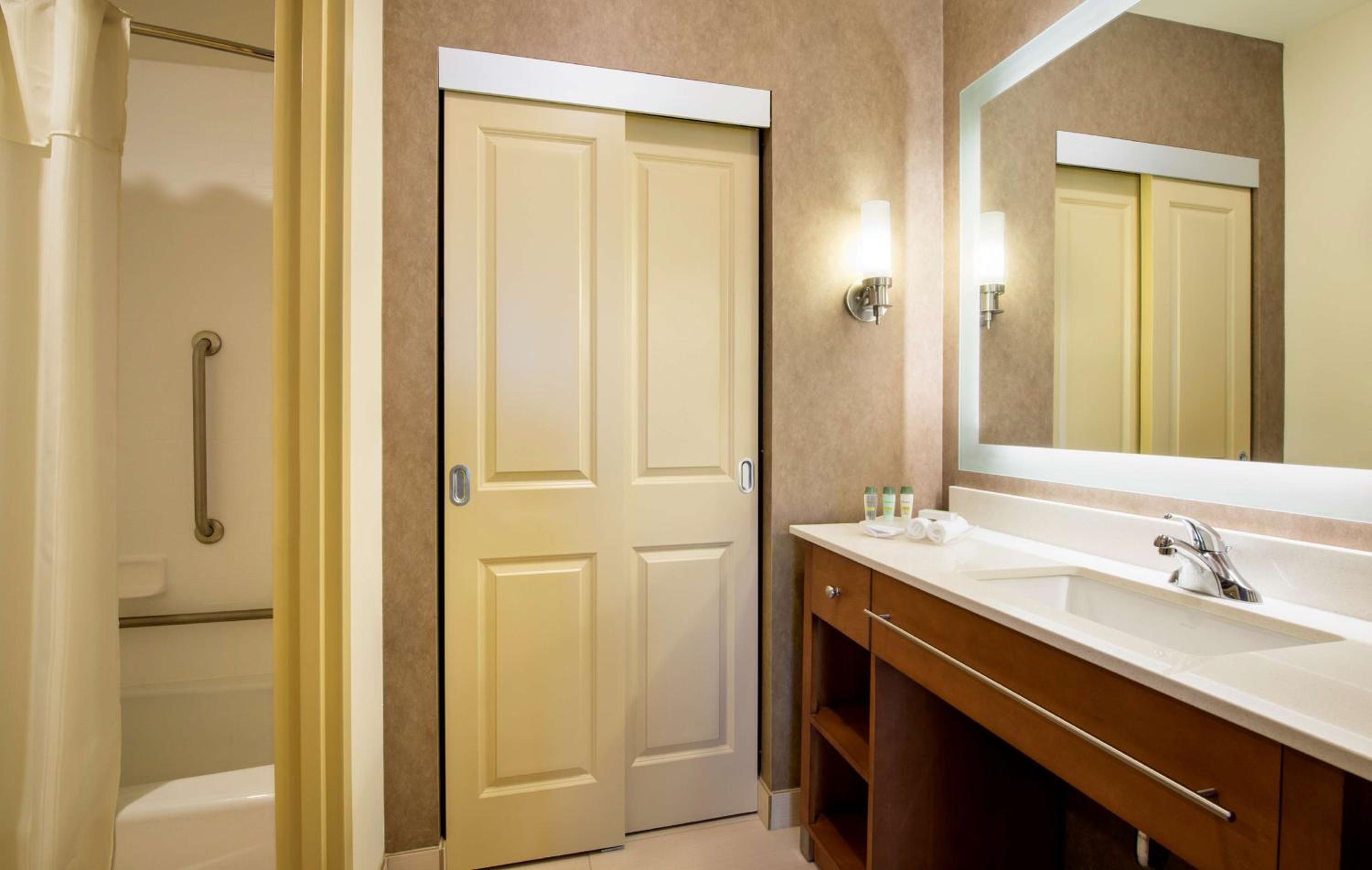 One-Bedroom Queen Suite with Two Queen Beds - Non-Smoking