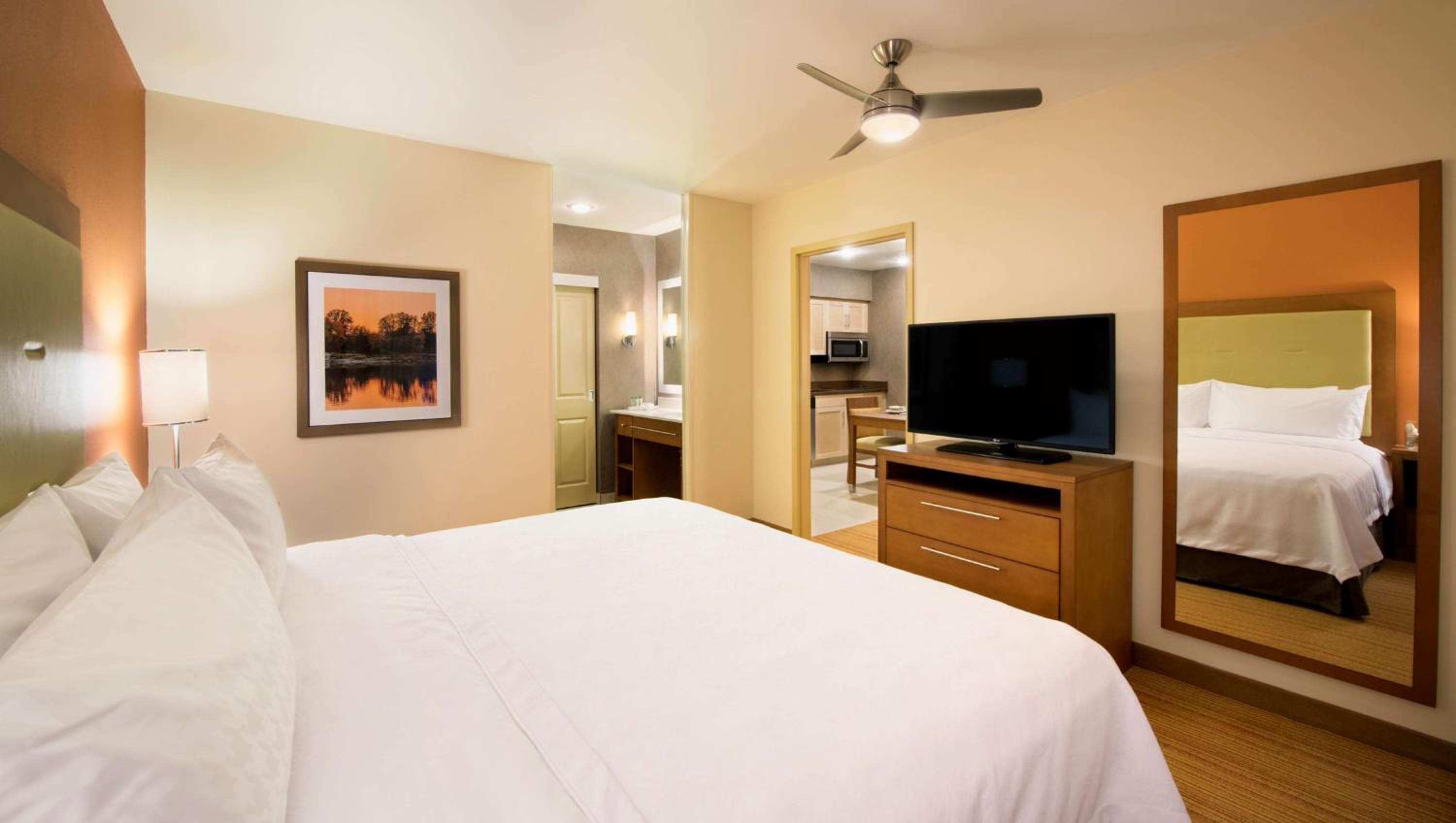 One-Bedroom King Suite - Non-Smoking