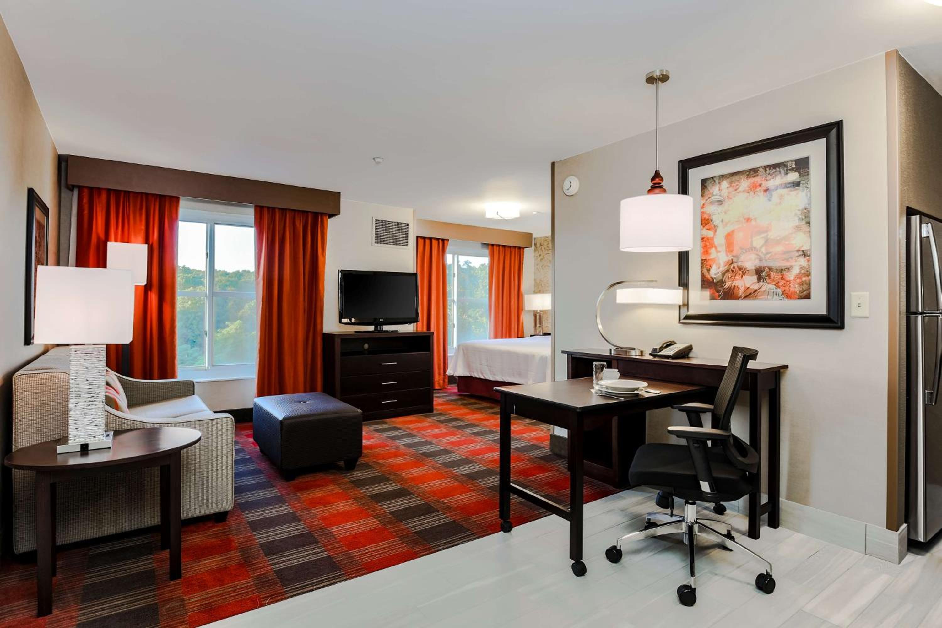 King Suite with Roll-In Shower - Mobility and Hearing Access/Non-Smoking - Photo 1