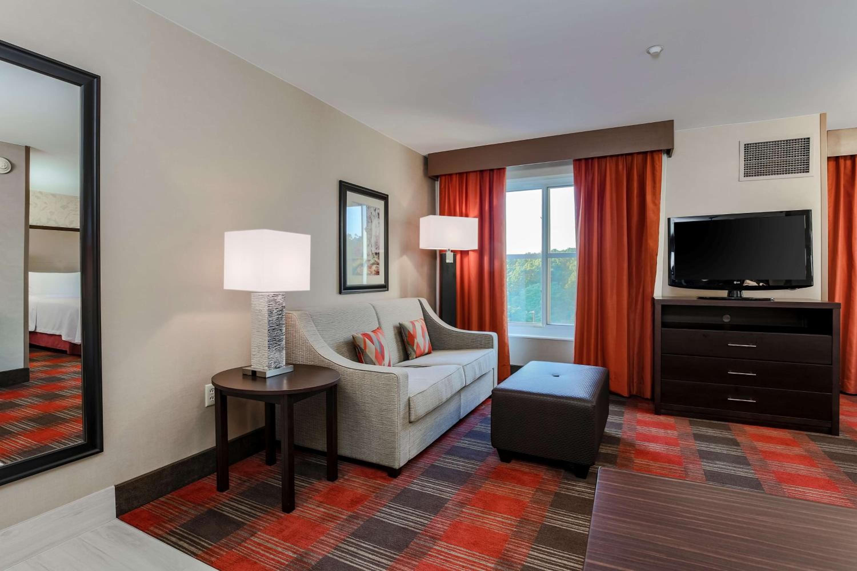 King Suite with Roll-In Shower - Mobility and Hearing Access/Non-Smoking - Photo 2