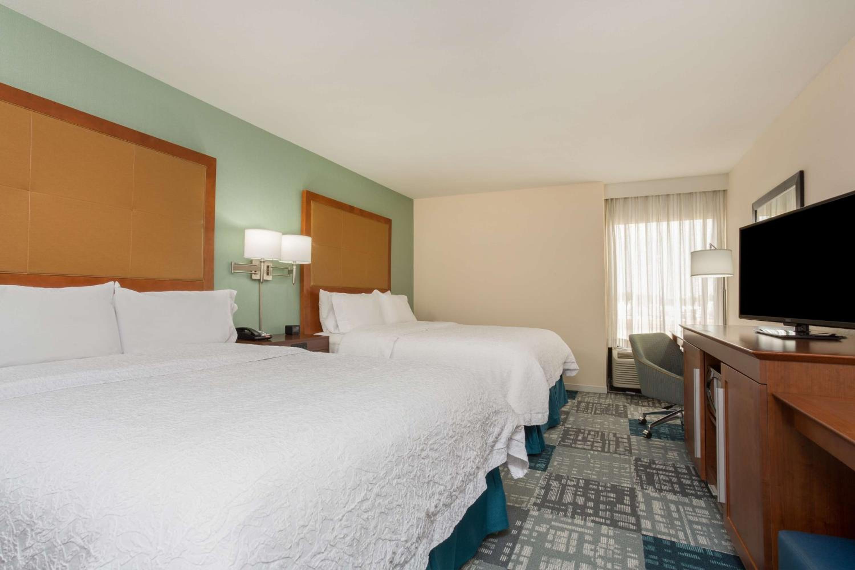 Queen Room with Two Queen Beds (4 Adults) - Photo 3