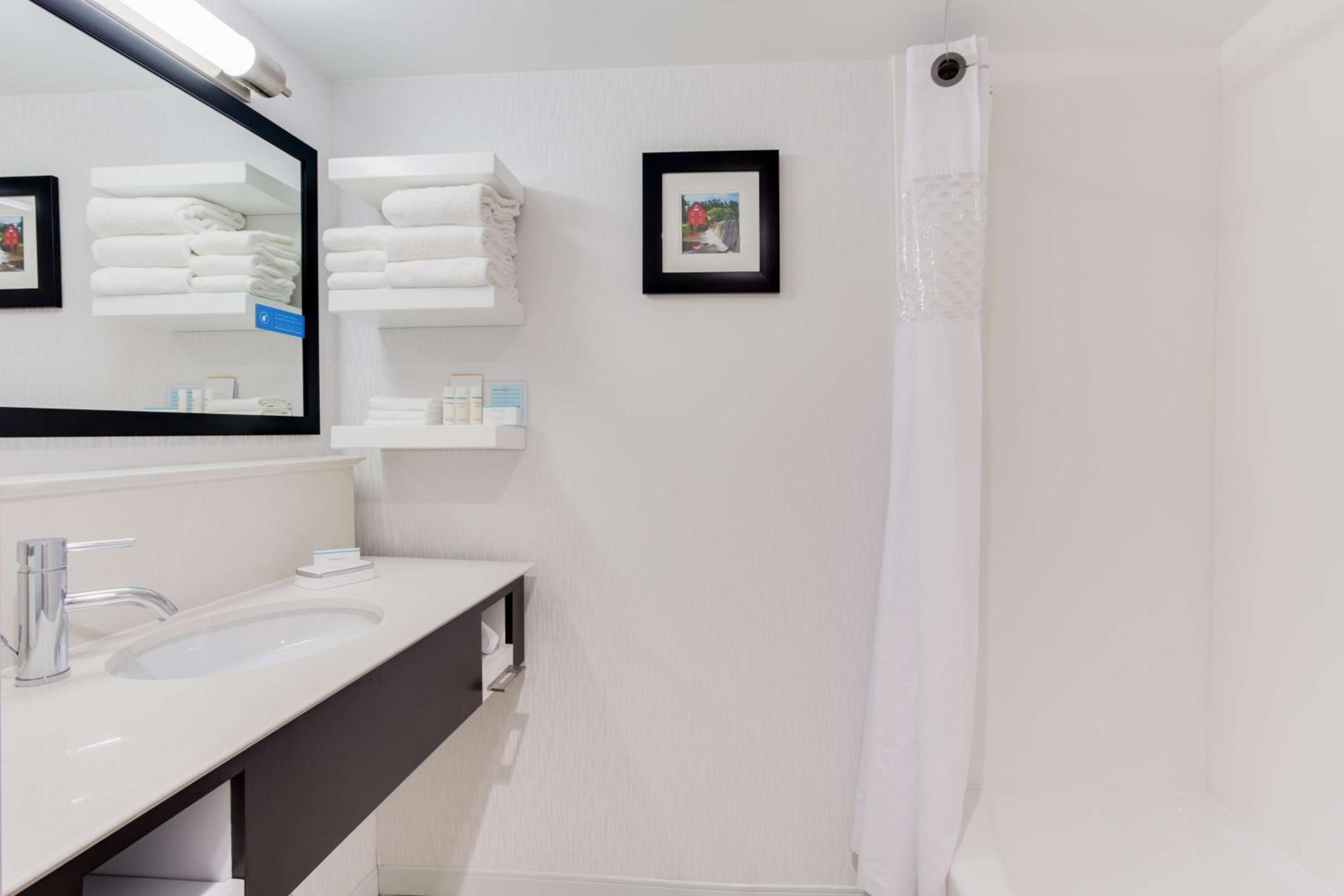 Queen Room with Two Queen Beds (4 Adults) - Photo 4