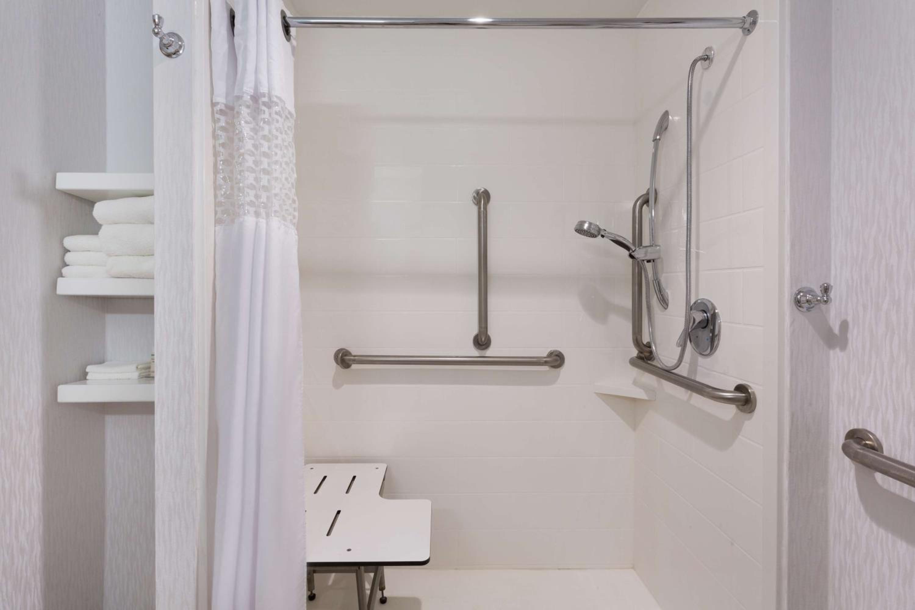 King Room with Roll-In Shower - Mobility and Hearing Access/Non-Smoking - Photo 2