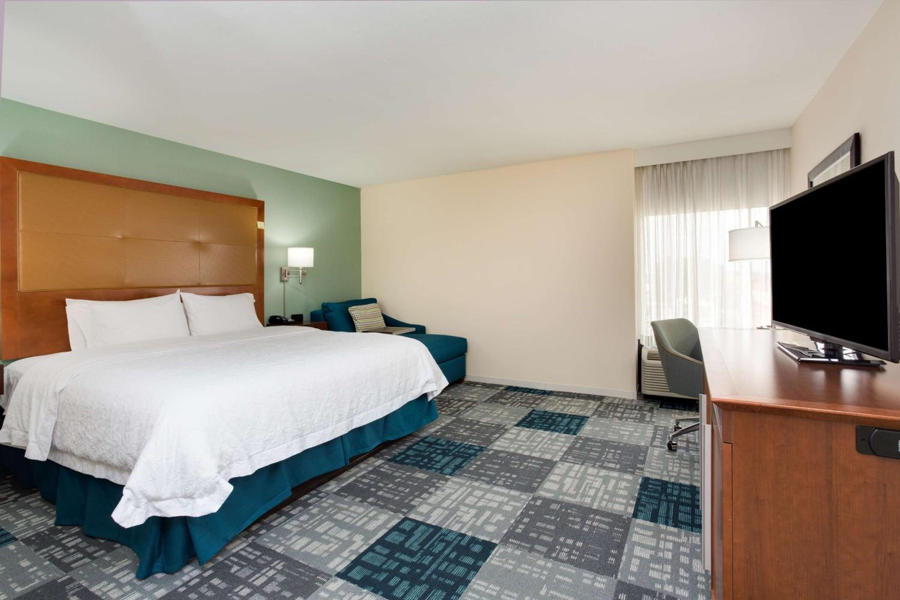 King Room - Non-Smoking - Photo 4
