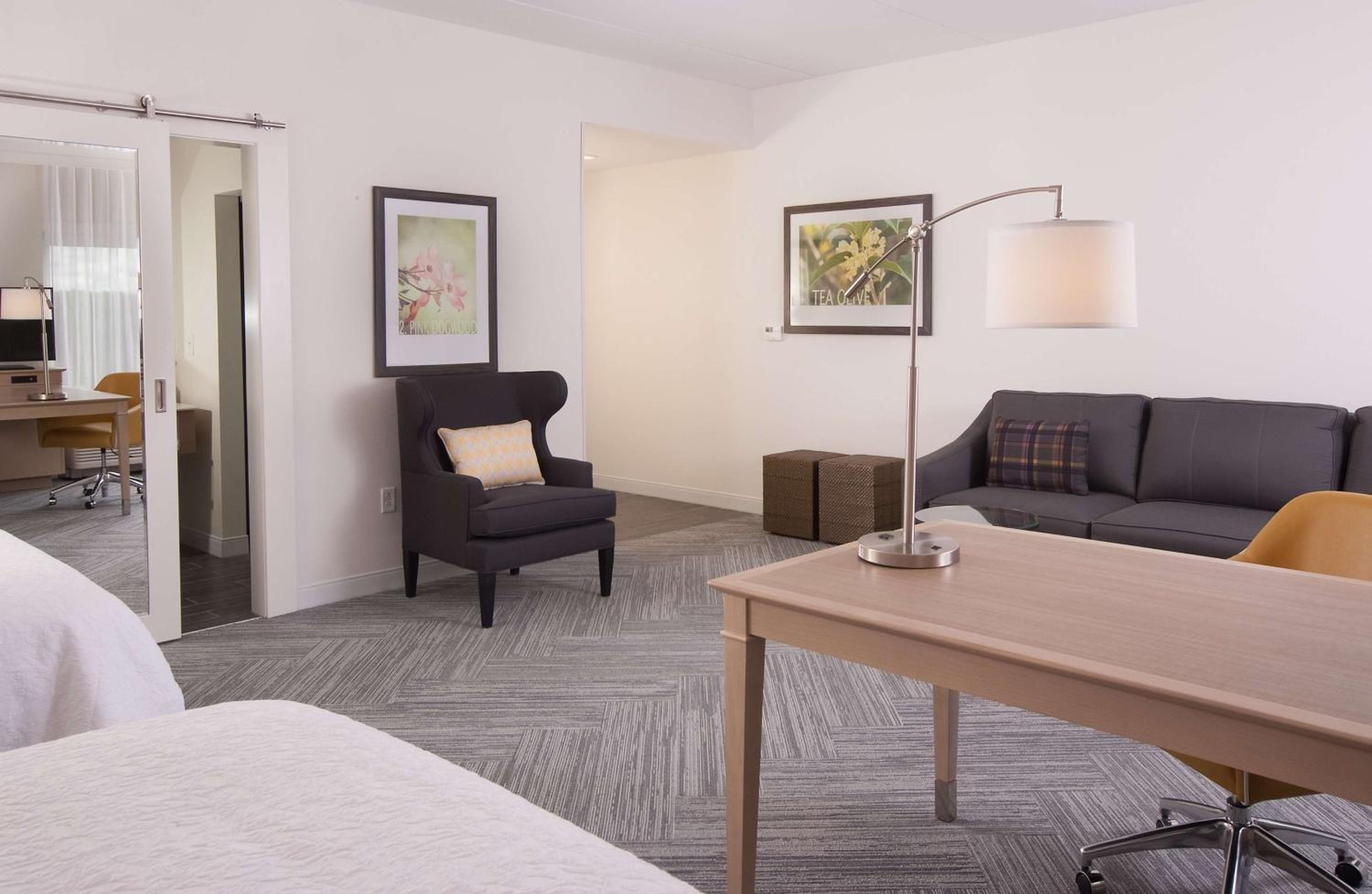 Studio with Two Queen Beds and Sofa Bed - Hearing Access/Non-Smoking