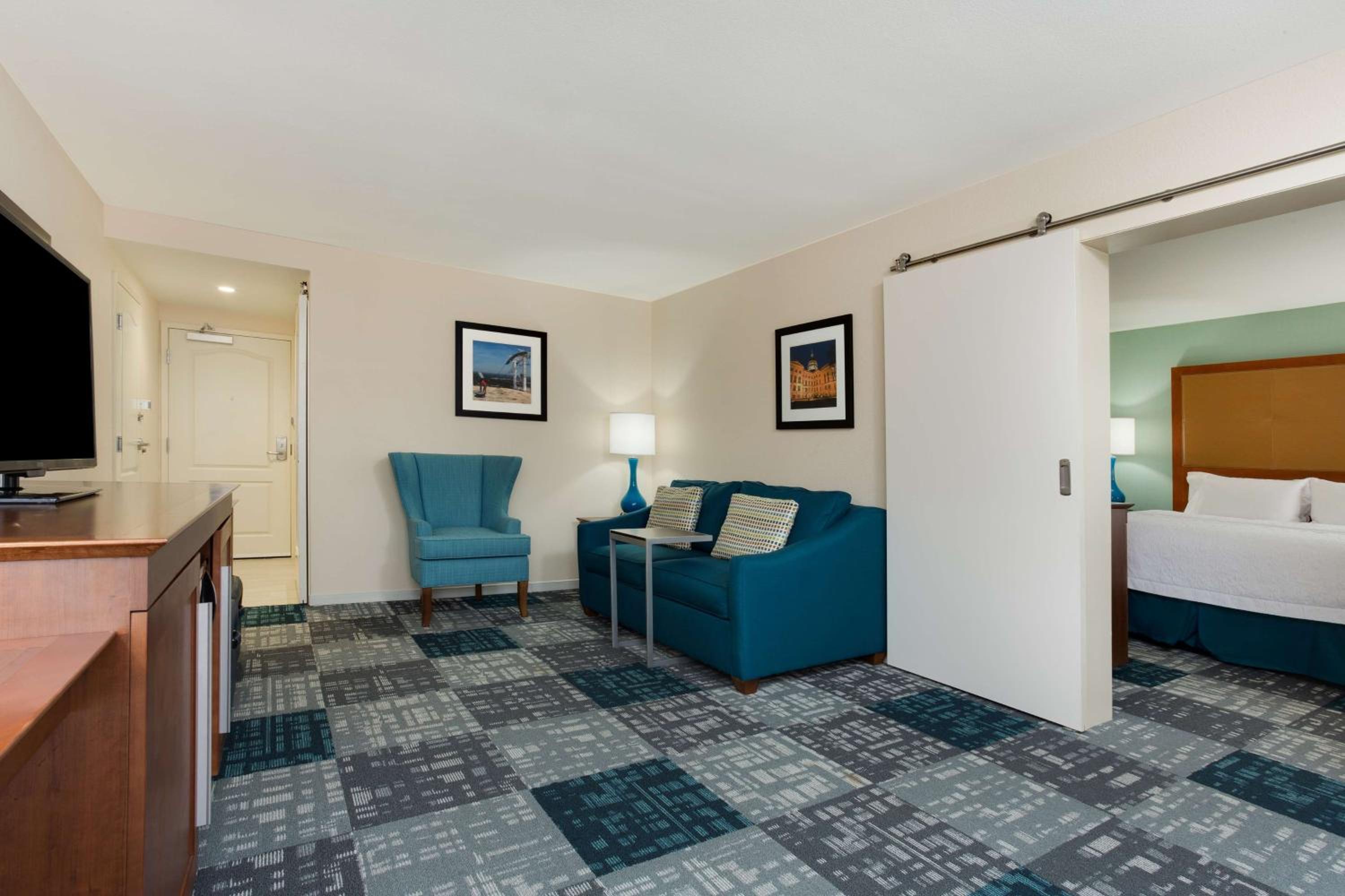 King Suite - Non-Smoking - Photo 2