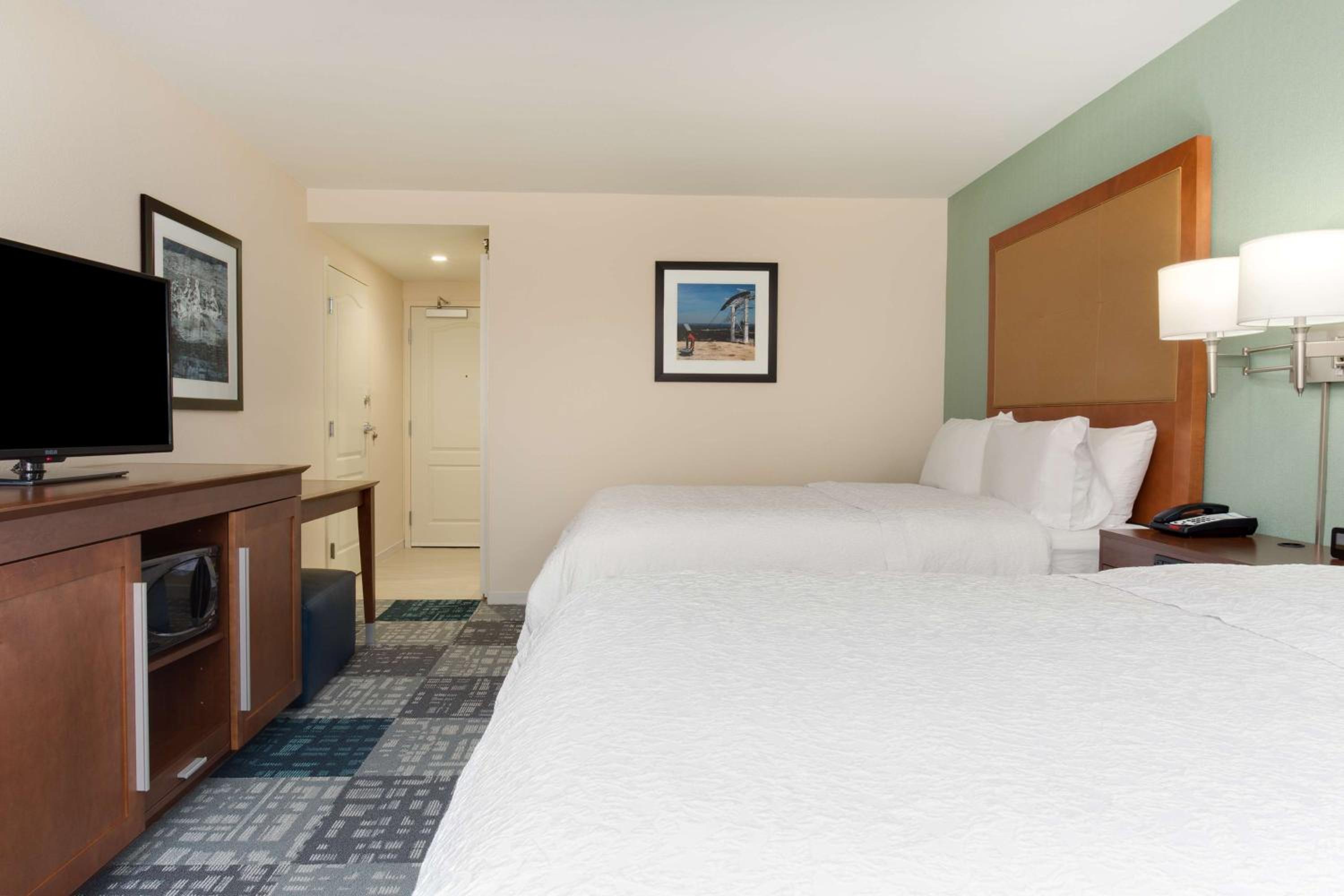 Queen Room with Two Queen Beds (4 Adults) - Photo 2